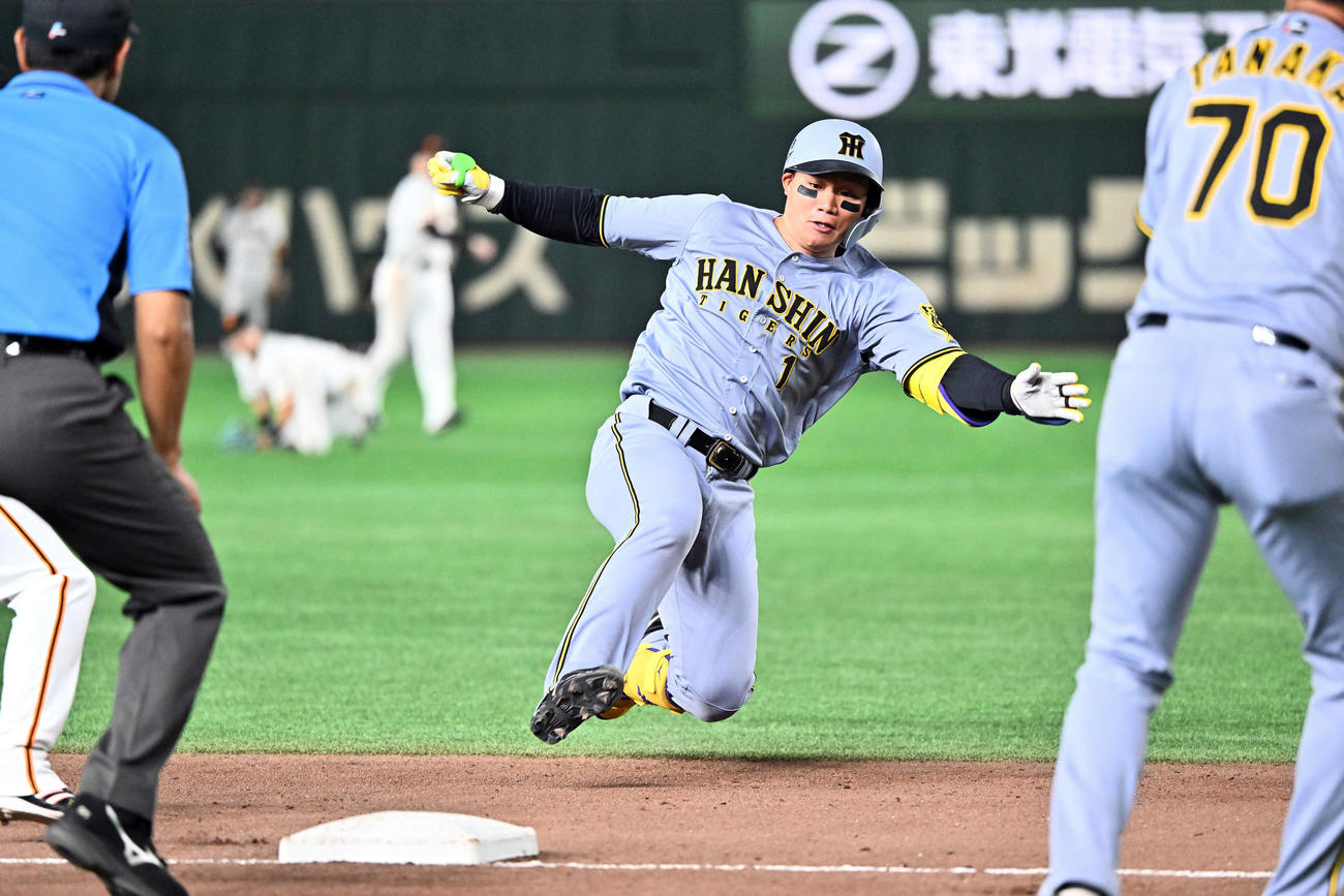巨人対阪神　7回表阪神1死二塁、森下は中越え適時三塁打を放ち滑り込む（撮影・滝沢徹郎）