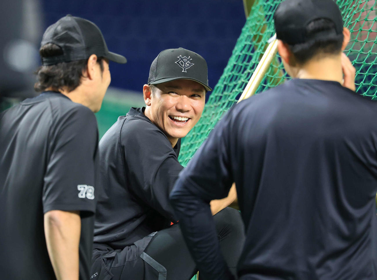 巨人対阪神　阪神森下（右）と巨人亀井コーチ（左）と談笑する坂本（撮影・浅見桂子）