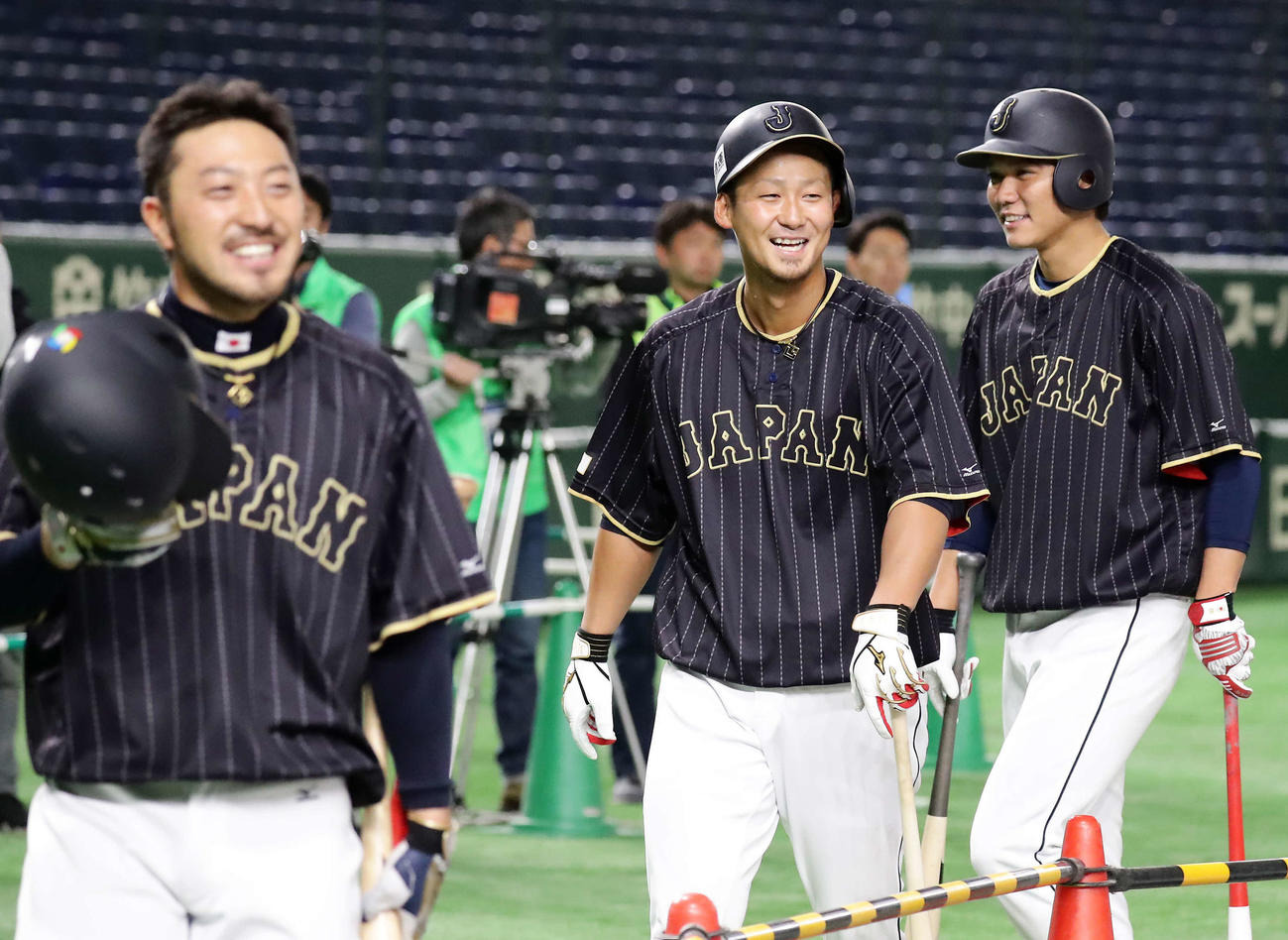 打撃練習を終え笑顔の中田（中央）。左は菊池、右は坂本（2017年3月撮影）