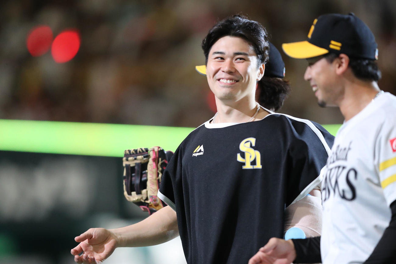 ソフトバンク対ロッテ　勝利投手となった松本晴は笑顔を見せる（撮影・梅根麻紀）