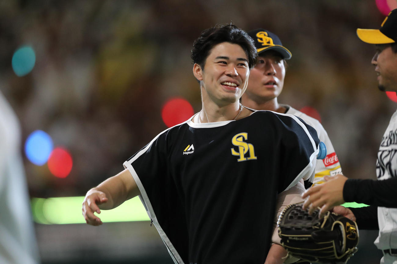 ソフトバンク対ロッテ　勝利投手となった松本晴は笑顔を見せる（撮影・梅根麻紀）