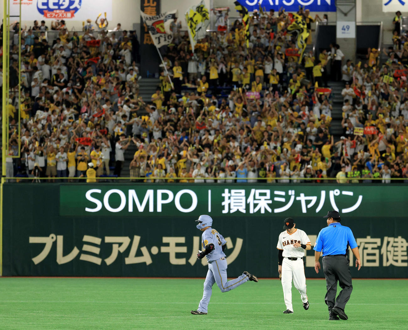 巨人対阪神　4回表阪神無死一塁、大山（中央）は2点本塁打を放ち、大喜びの左翼スタンドのファンの声援を浴びてダイヤモンドを回る（撮影・浅見桂子）