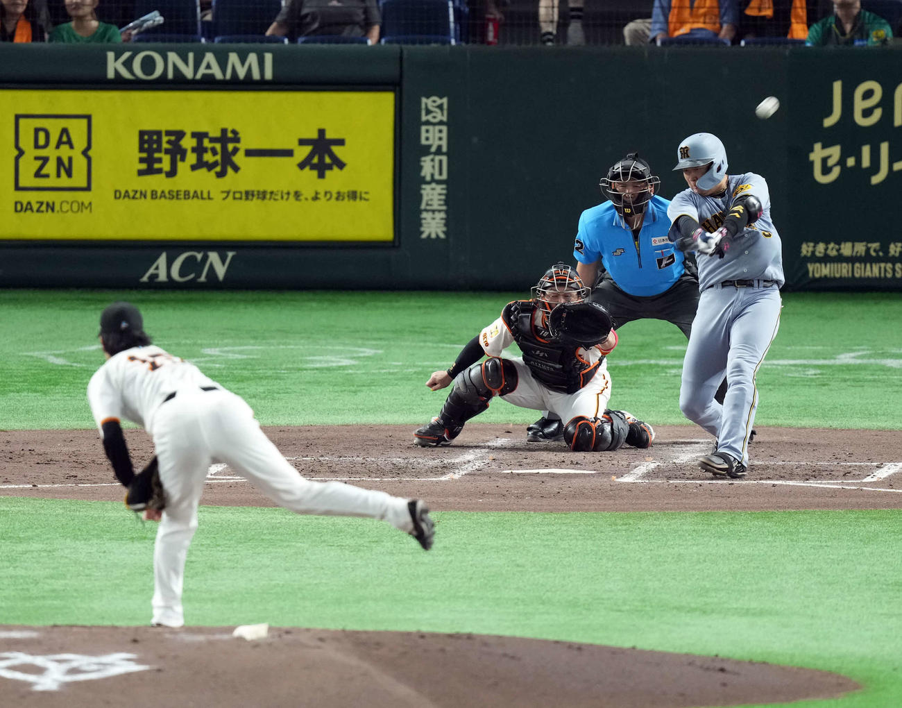 巨人対阪神　4回表阪神無死一塁、左越えに2点本塁打を放つ大山。投手山崎（撮影・たえ見朱実）