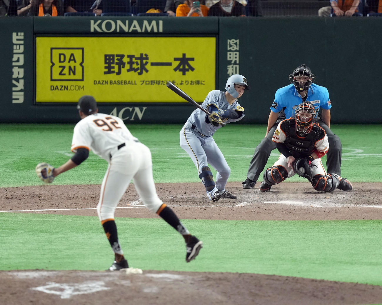 巨人対阪神　9回表阪神無死、中野を空振り三振に仕留める巨人マルティネス（撮影・たえ見朱実）