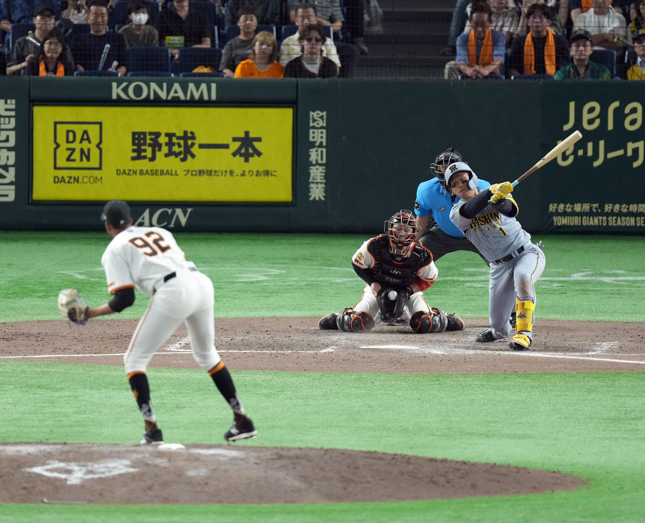 巨人対阪神　9回表阪神1死、森下を空振り三振に仕留める巨人マルティネス（撮影・たえ見朱実）