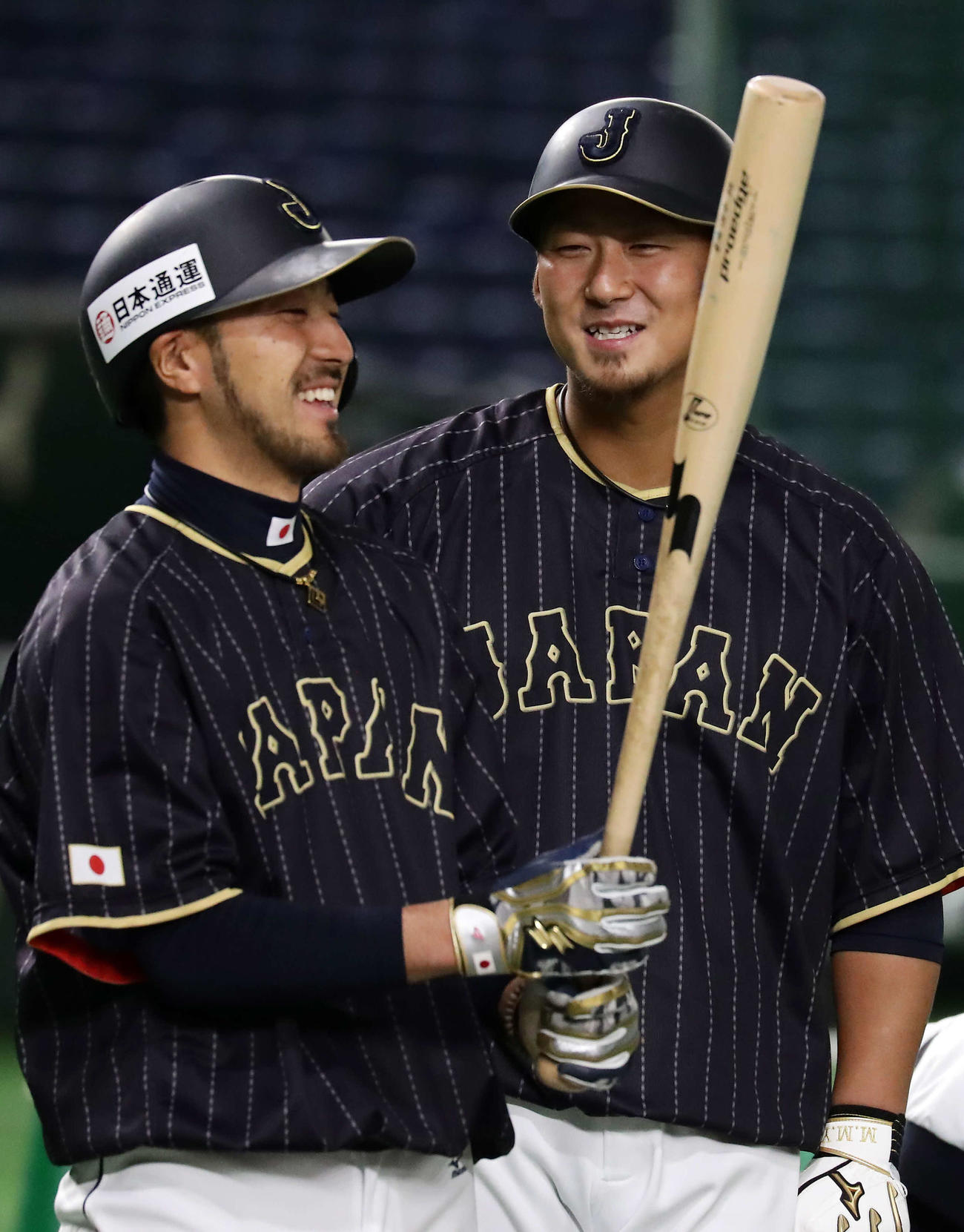 練習中、笑顔を見せる中田と菊池（左）（2017年3月撮影）