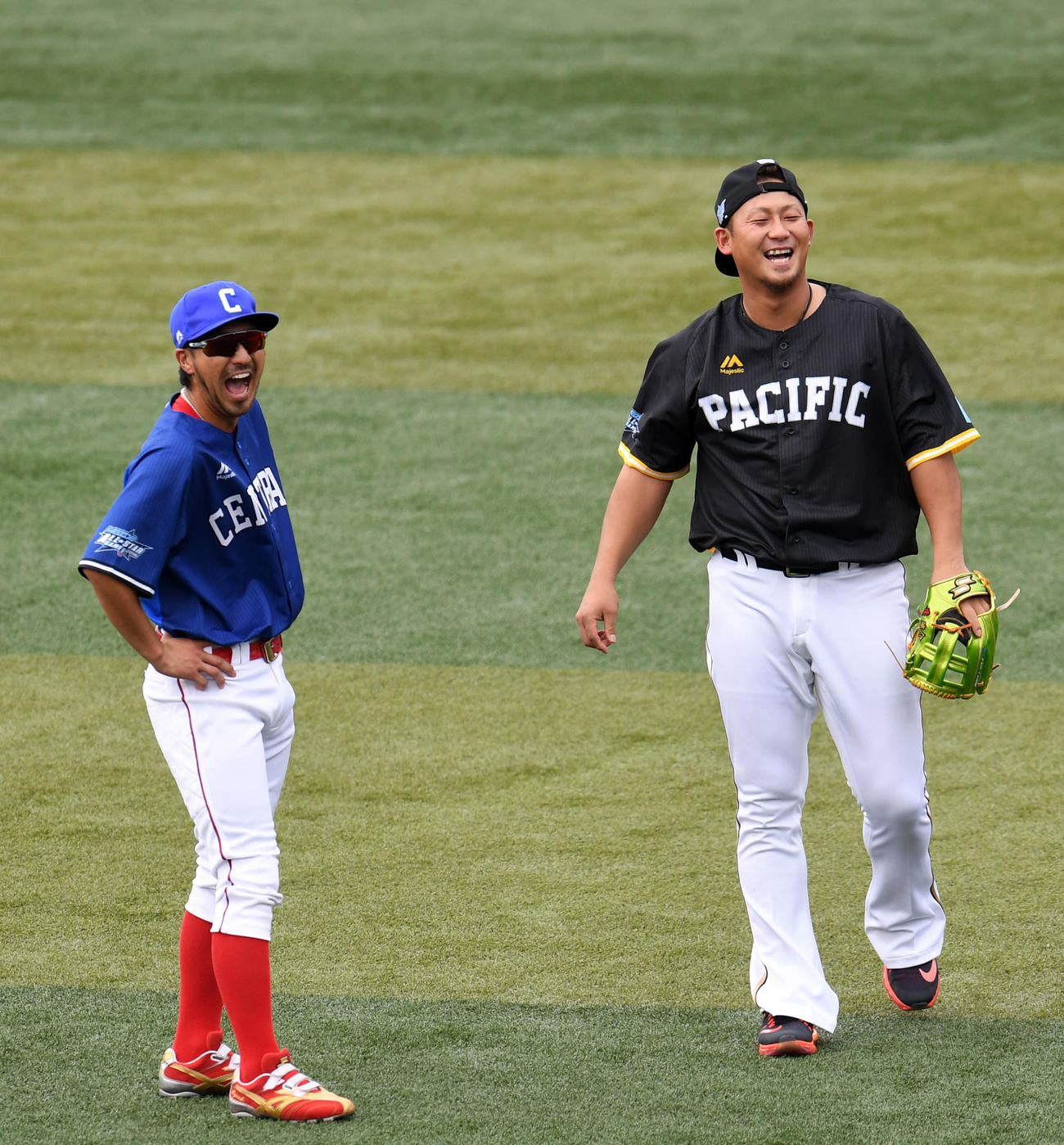 全セ対全パ　笑顔で会話を交わす菊池（左）と中田（2016年7月撮影）