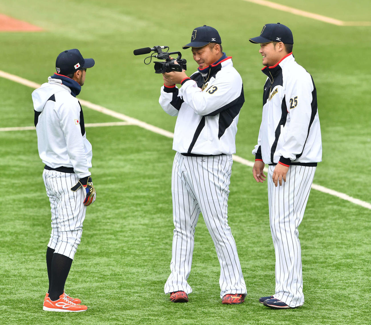 練習前、ビデオカメラで菊池（左）を撮る中田（中央）。右は筒香（2016年11月撮影）