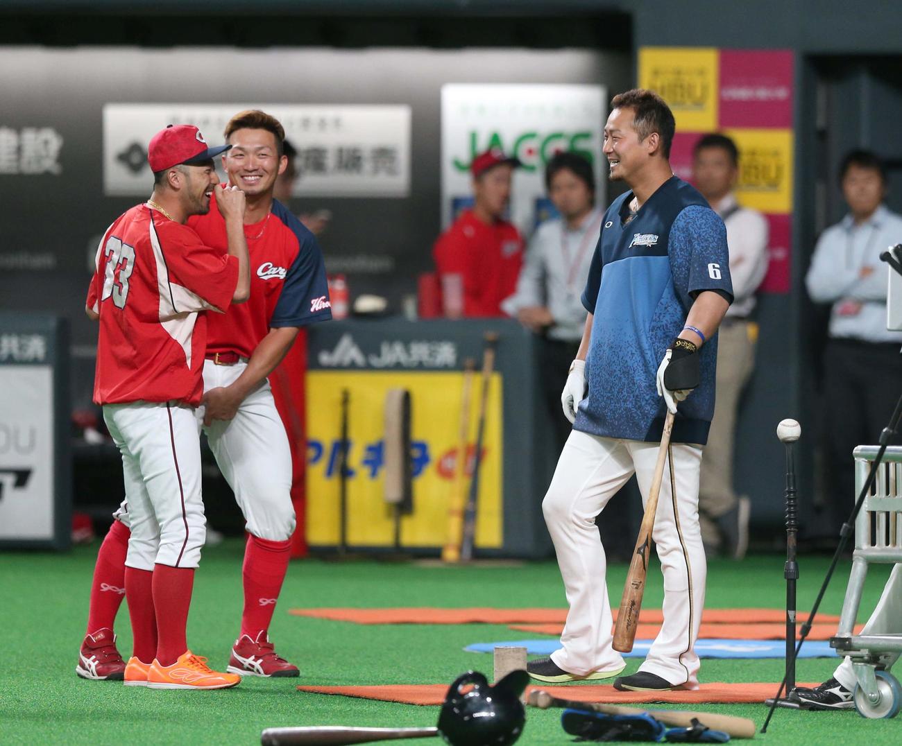 日本ハム対広島　試合前、談笑する左から広島の菊池涼、鈴木、日本ハム中田（2019年6月撮影）
