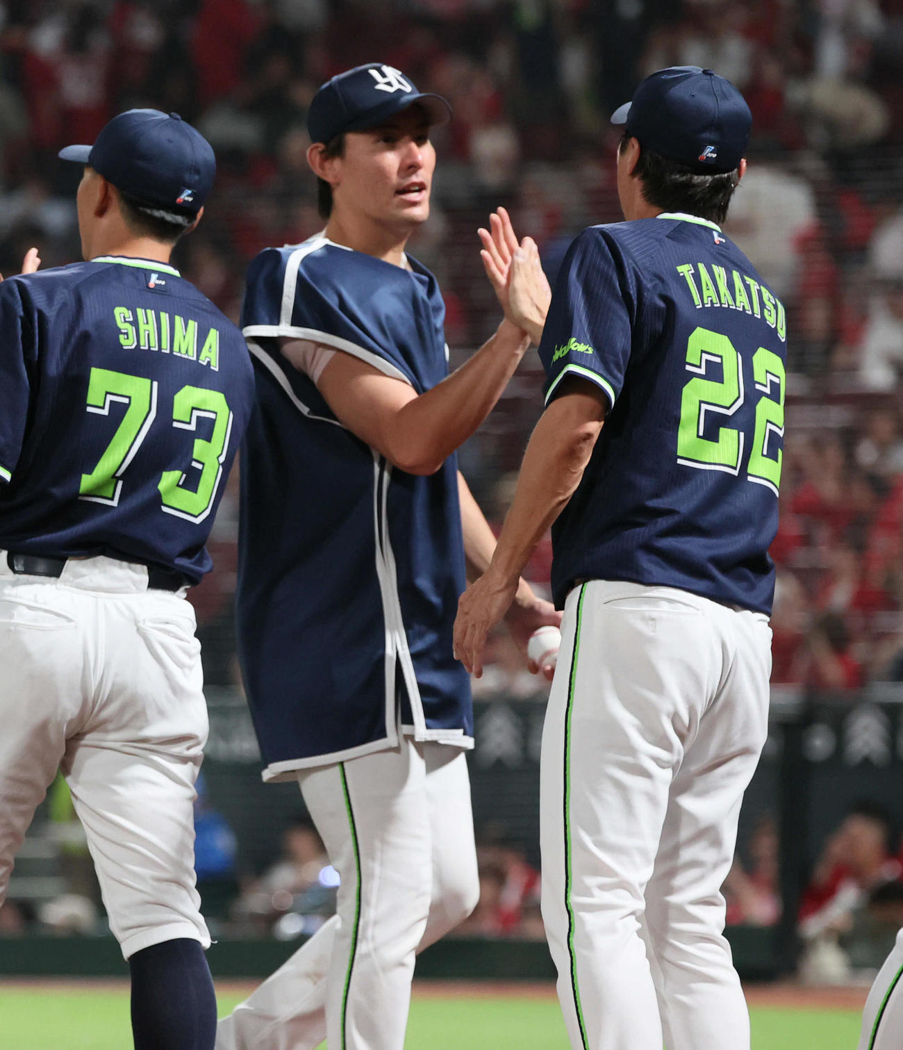広島対ヤクルト　高津監督（右）に迎えられる高梨（撮影・加藤孝規）