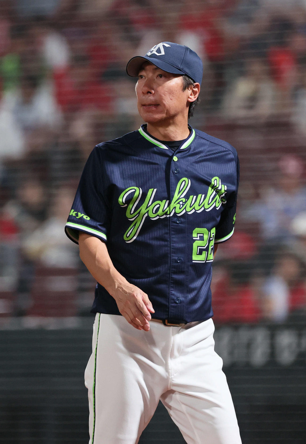 広島対ヤクルト　8回表終了時、交代を告げる高津監督（撮影・加藤孝規）
