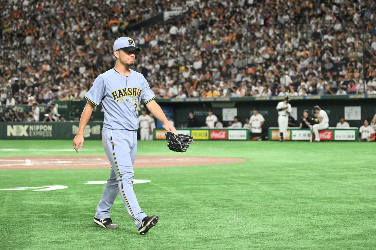 巨人対阪神　6回裏途中で降板する阪神先発の伊藤将（撮影・滝沢徹郎）