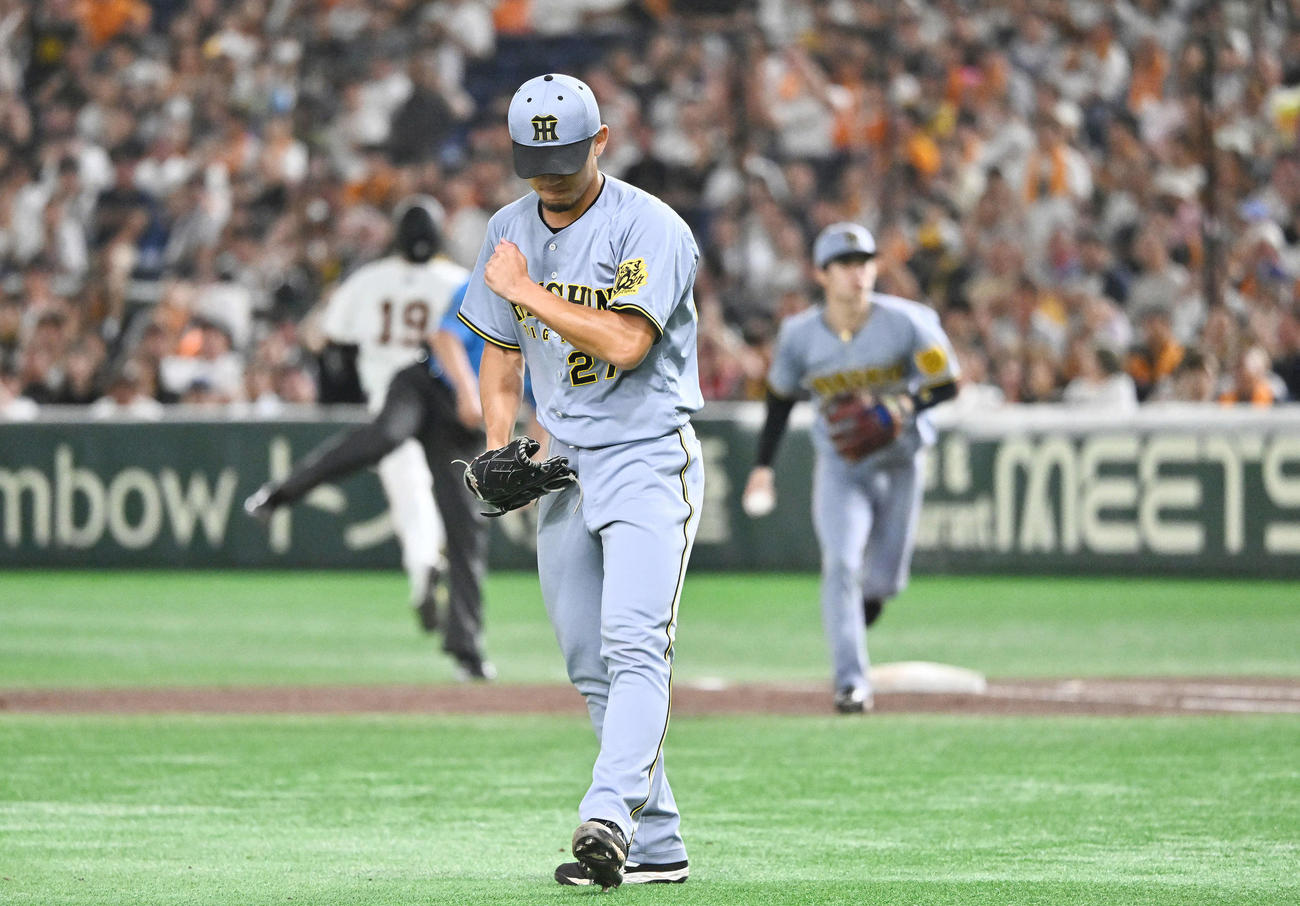 巨人対阪神　3回裏巨人1死一塁、山崎（後方）を併殺打に仕留めガッツポーズする伊藤将（撮影・滝沢徹郎）