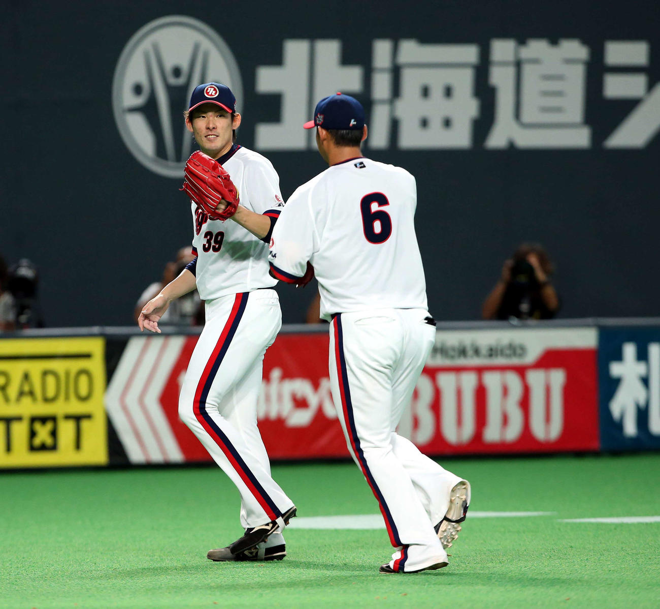 2016年の日本ハム時代、中田と笑顔でタッチする高梨