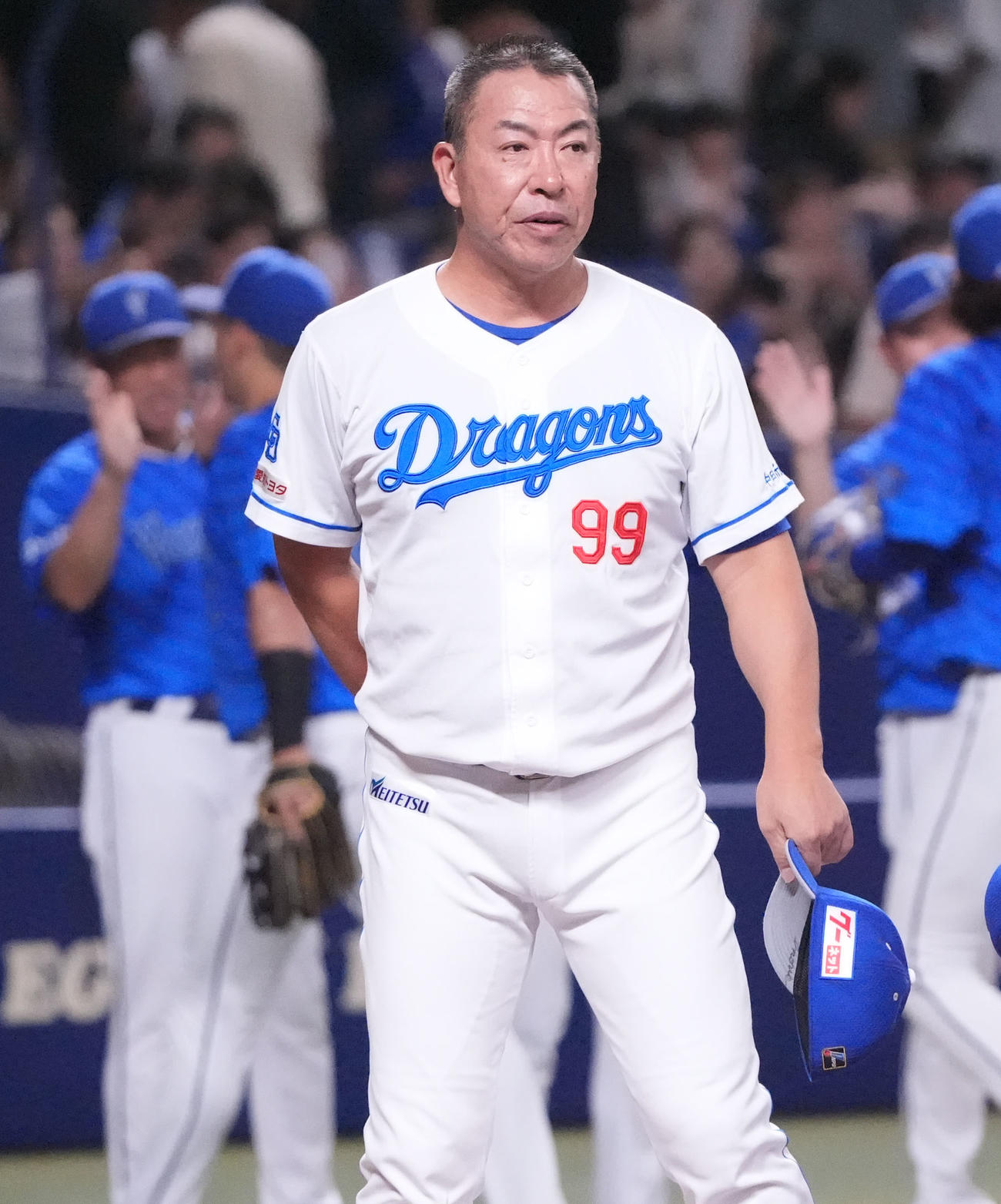 中日対DeNA　試合終了、あいさつのため整列する井上監督（撮影・森本幸一）