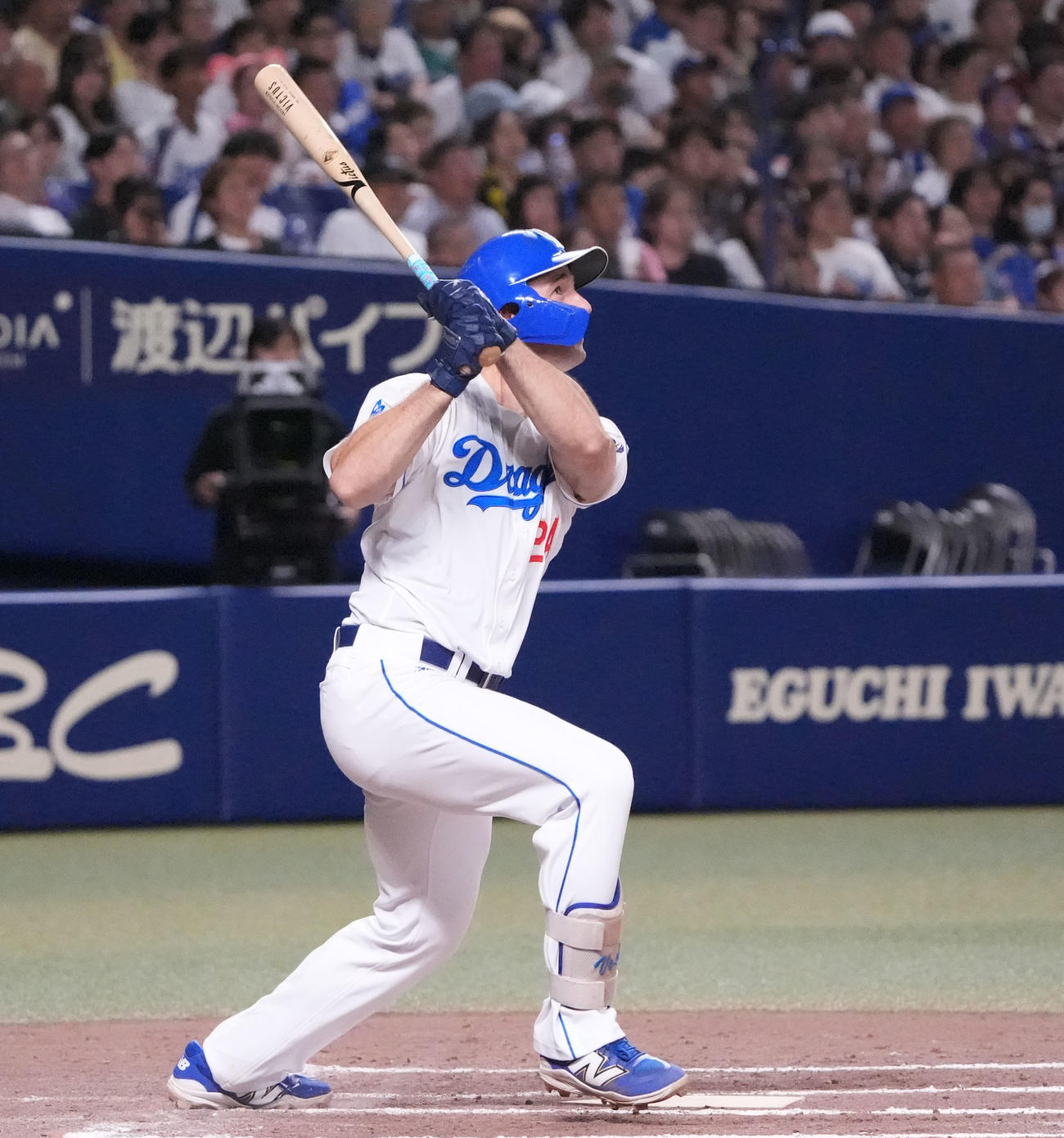 中日対DeNA 8回裏中日2死、右越え本塁打を放つボスラー（撮影・森本幸一）