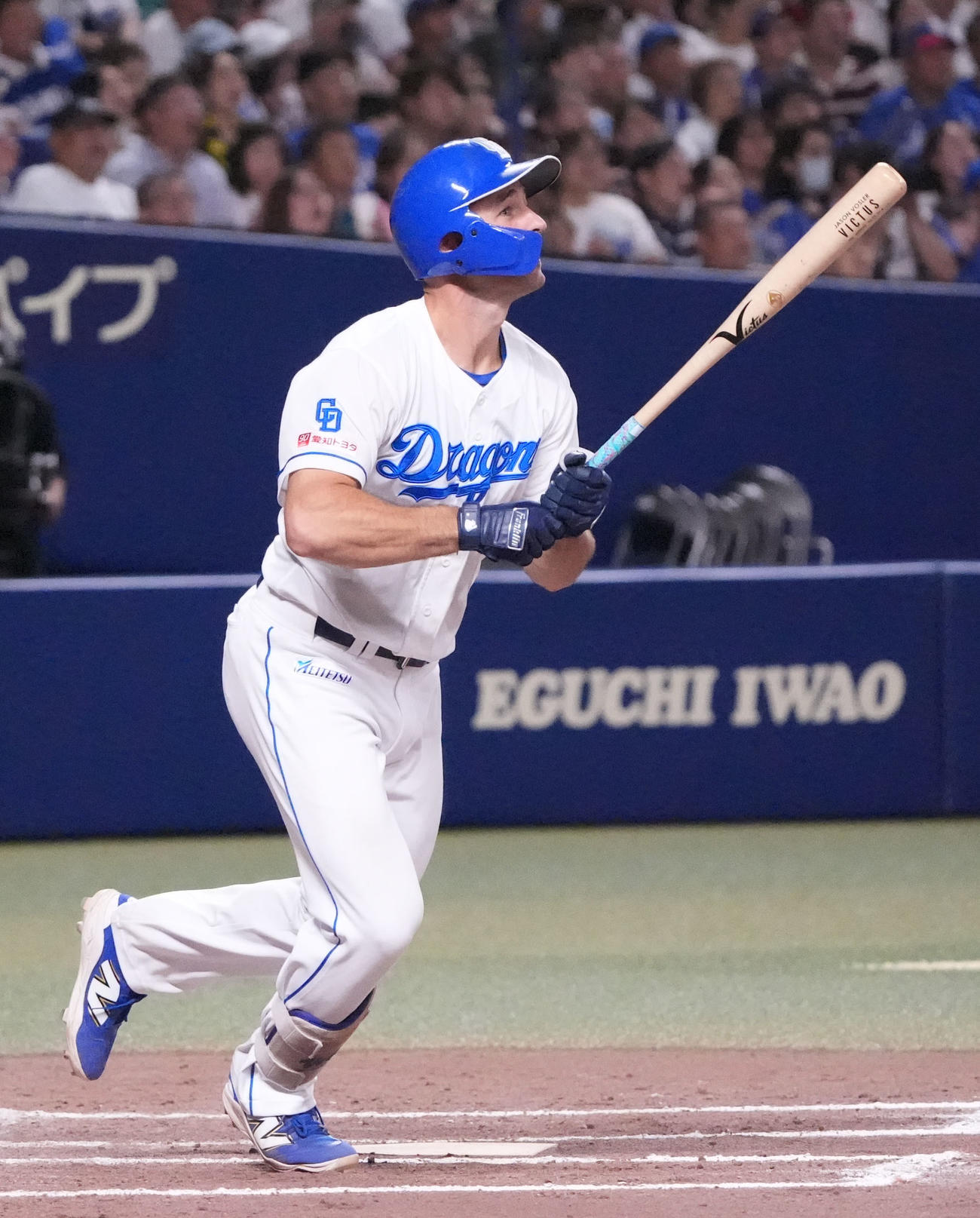 中日対DeNA 8回裏中日2死、右越え本塁打を放つボスラー（撮影・森本幸一）