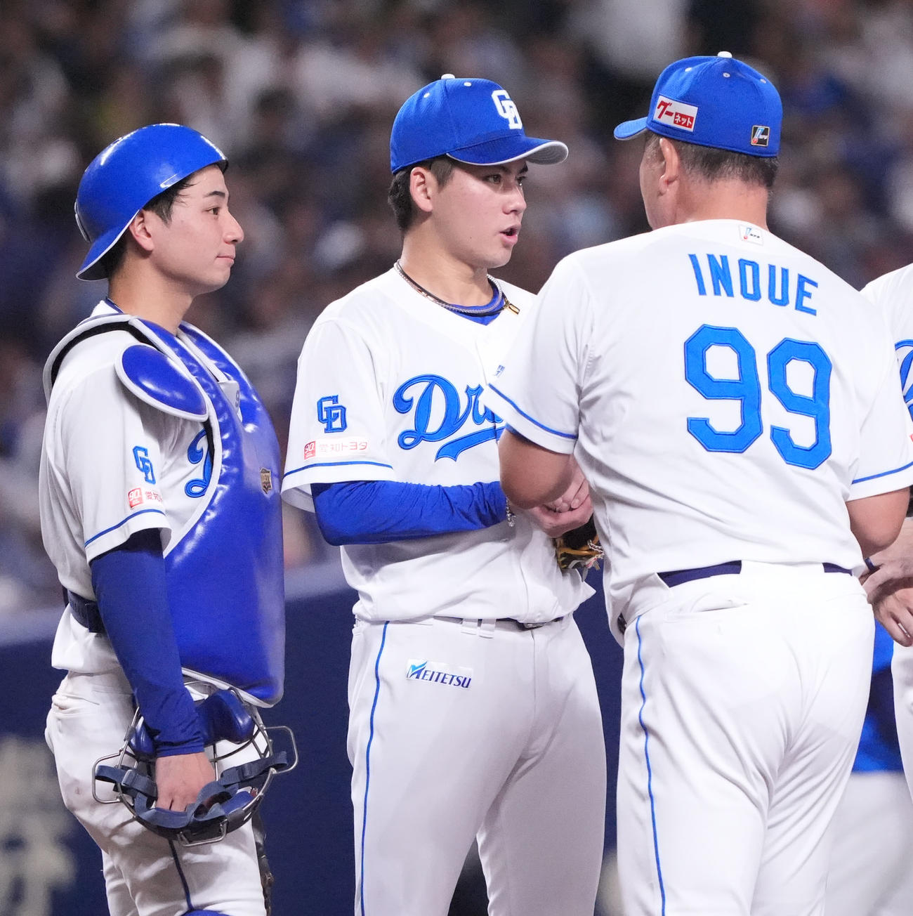 中日対DeNA 6回表DeNA1死一、二塁、マウンドの金丸（中央）のもとに集まる井上監督（右）。左は捕手石伊（撮影・森本幸一）