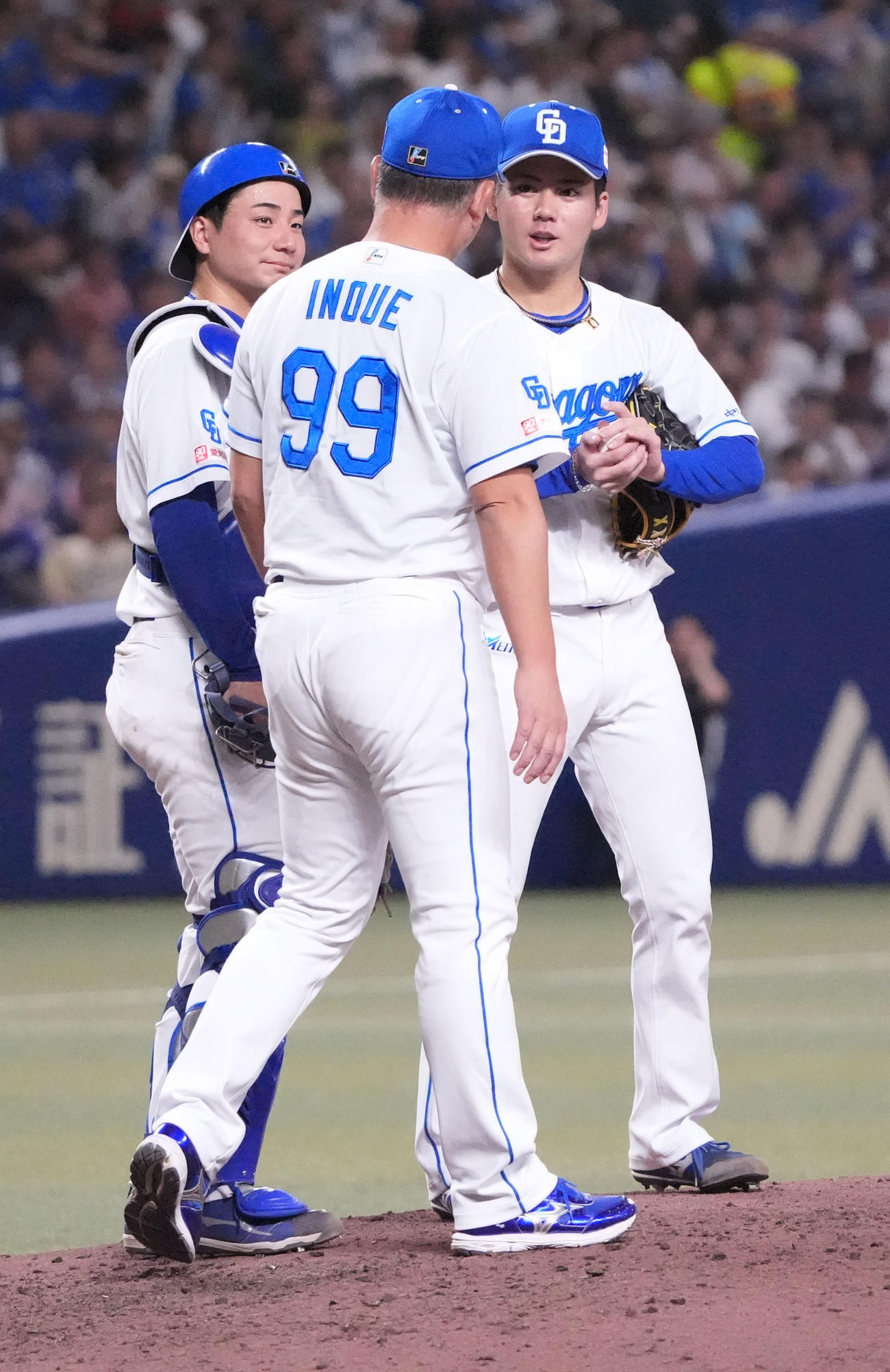 中日対DeNA 6回表DeNA1死一、二塁、マウンドの金丸（右）のもとに集まる中日ナイン（撮影・森本幸一）
