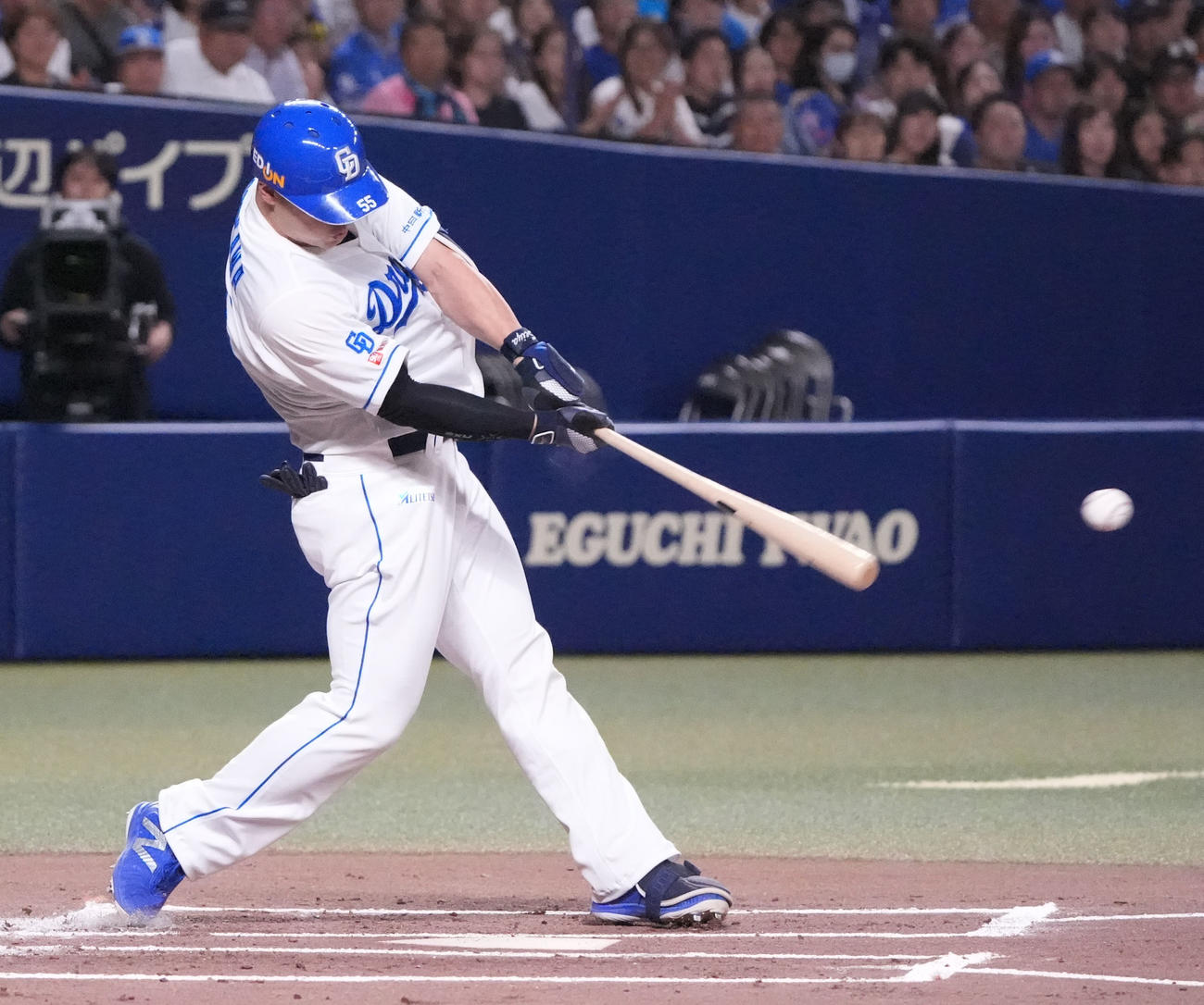 中日対DeNA 1回裏中日2死三塁、右前適時打を放つ細川（撮影・森本幸一）