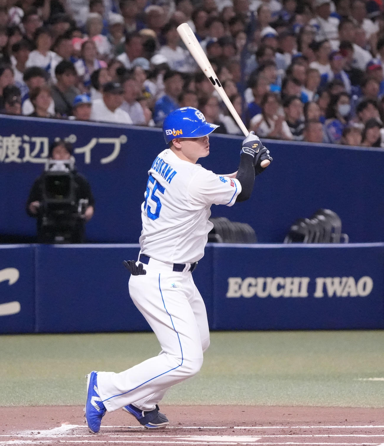中日対DeNA 1回裏中日2死三塁、右前適時打を放つ細川（撮影・森本幸一）