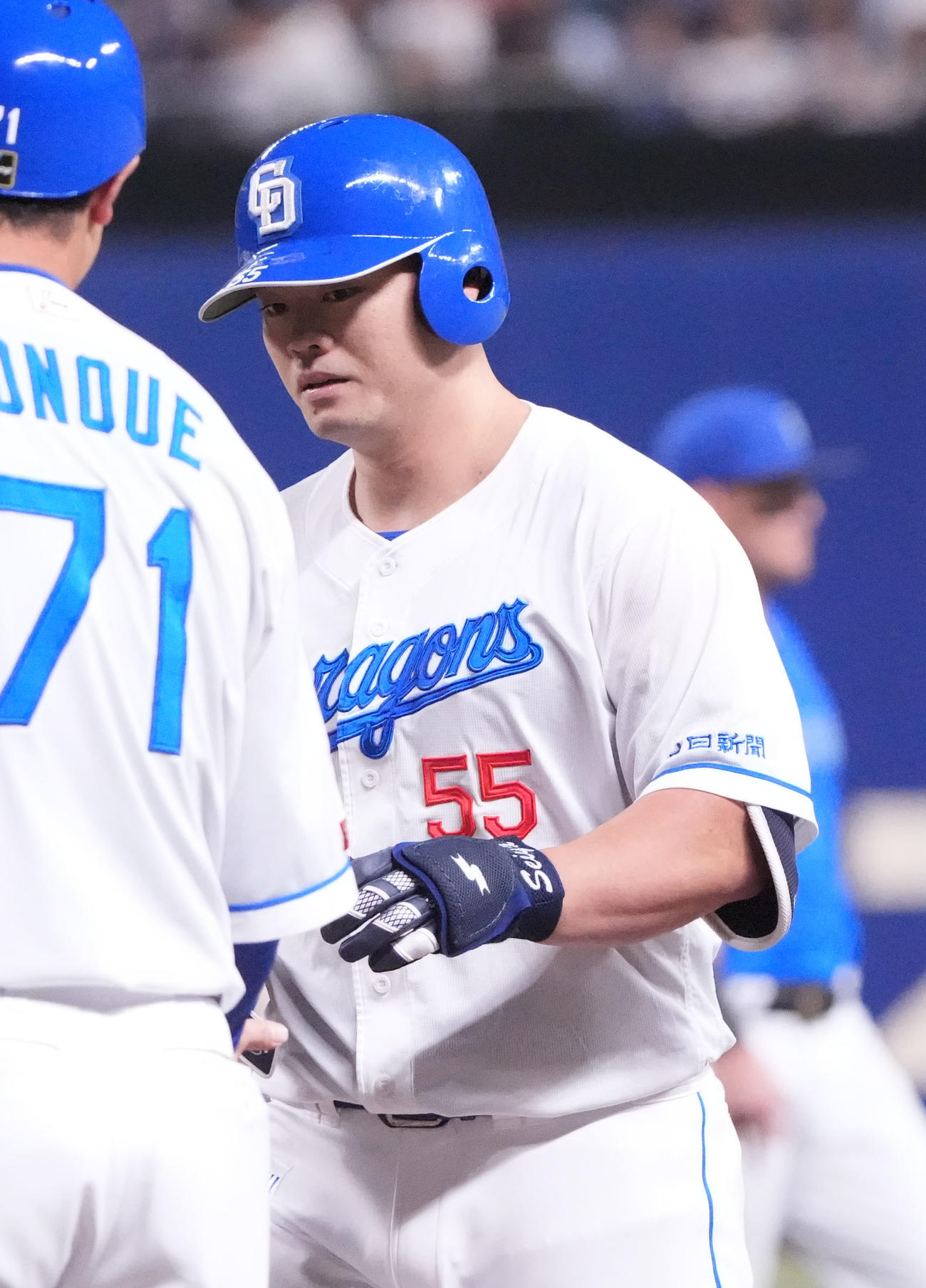中日対DeNA 1回裏中日2死三塁、細川（右）は右前適時打を放ち堂上コーチとタッチを交わす（撮影・森本幸一）