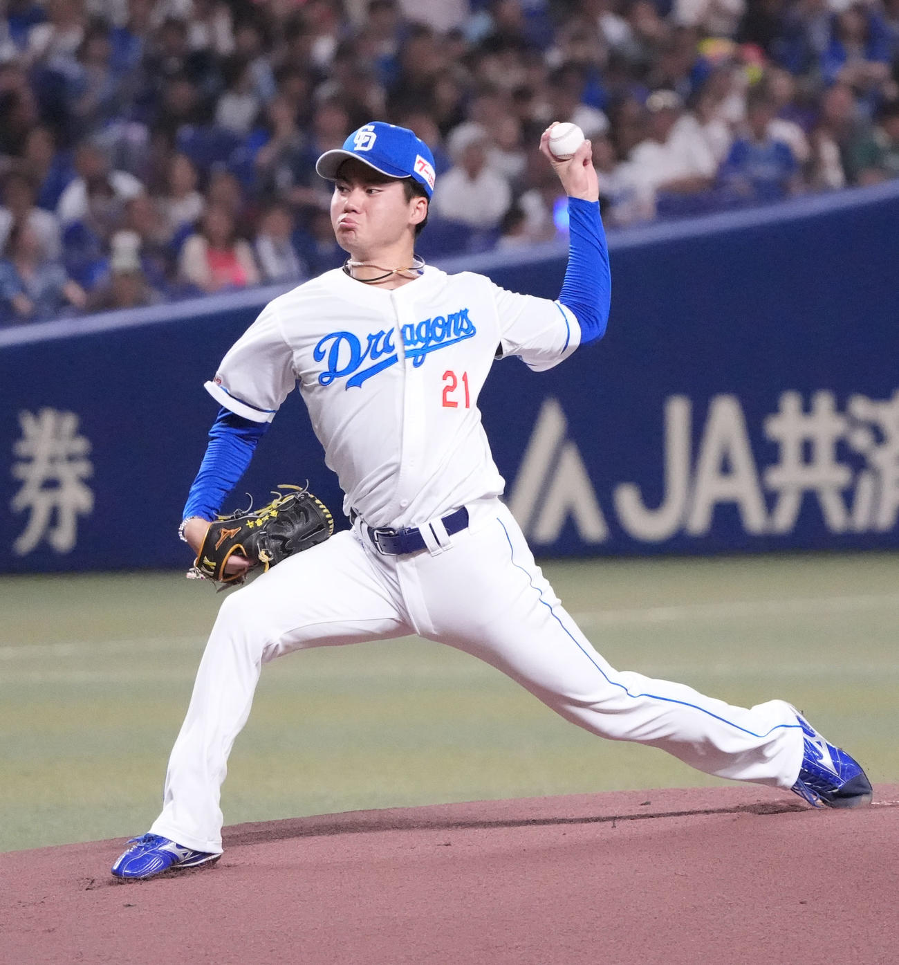 中日対DeNA 1回表、登板する中日先発の金丸（撮影・森本幸一）