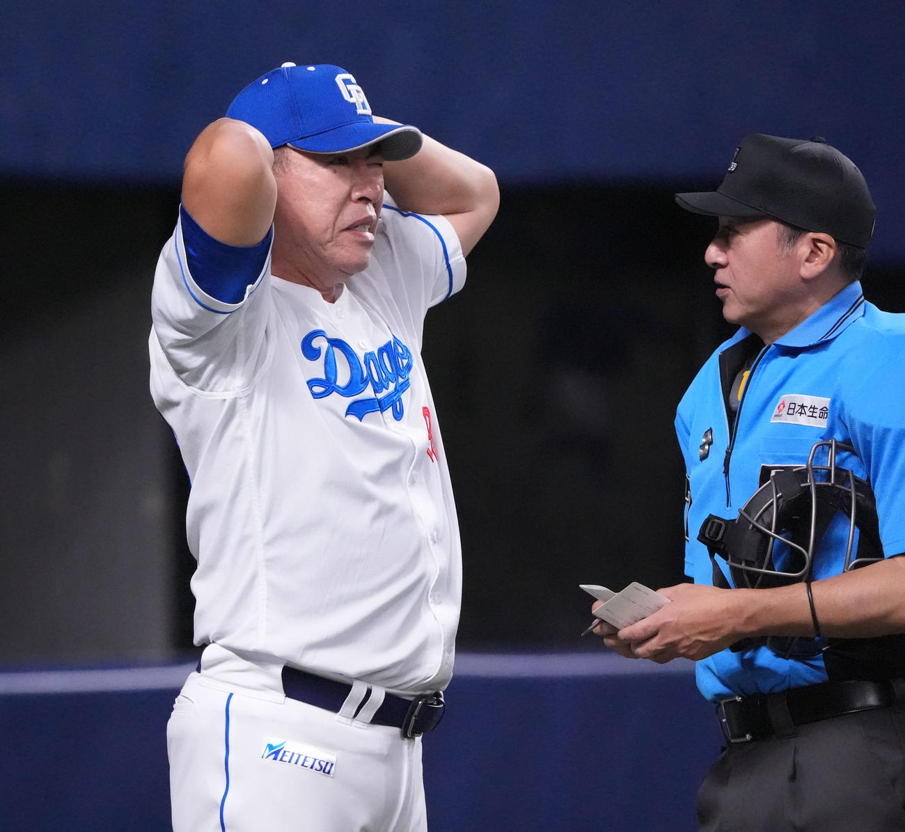 中日対DeNA 9回終了、井上監督（左）は選手交代を告げる（撮影・森本幸一）