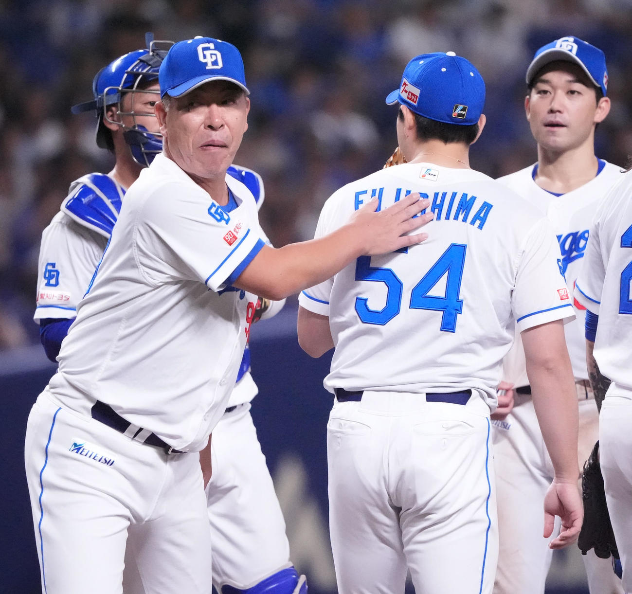 中日対DeNA 10回表DeNA無死一塁、井上監督（左から2人目）は藤嶋に言葉をかける（撮影・森本幸一）