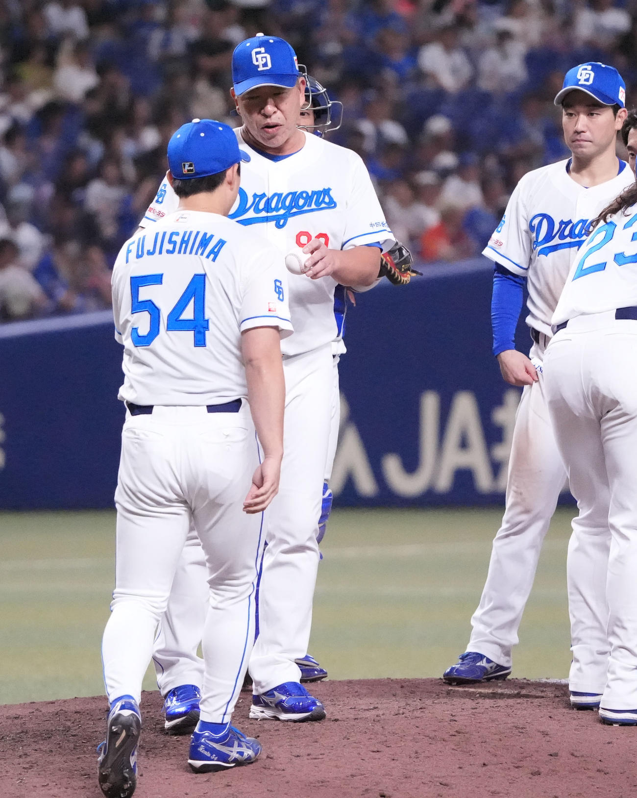 中日対DeNA 10回表DeNA無死一塁、井上監督（左から2人目）は藤嶋に言葉をかける（撮影・森本幸一）