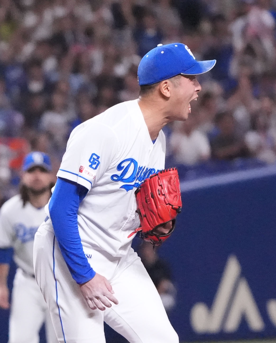 中日対DeNA 9回表DeNA2死二、三塁、佐野を三振に仕留めほえる松山（撮影・森本幸一）