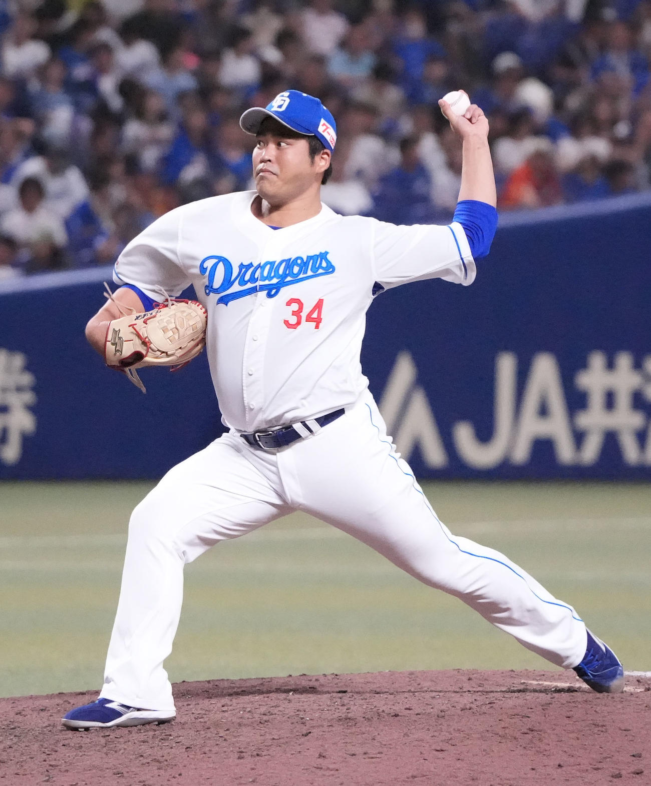 中日対DeNA 10回表、中日5番手で登板する福（撮影・森本幸一）