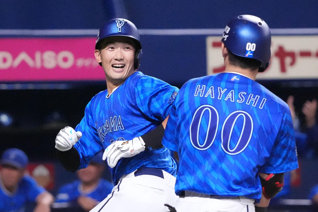 中日対DeNA 5回表DeNA無死、山本（左）は左越え本塁打を放ち生還する（撮影・森本幸一）