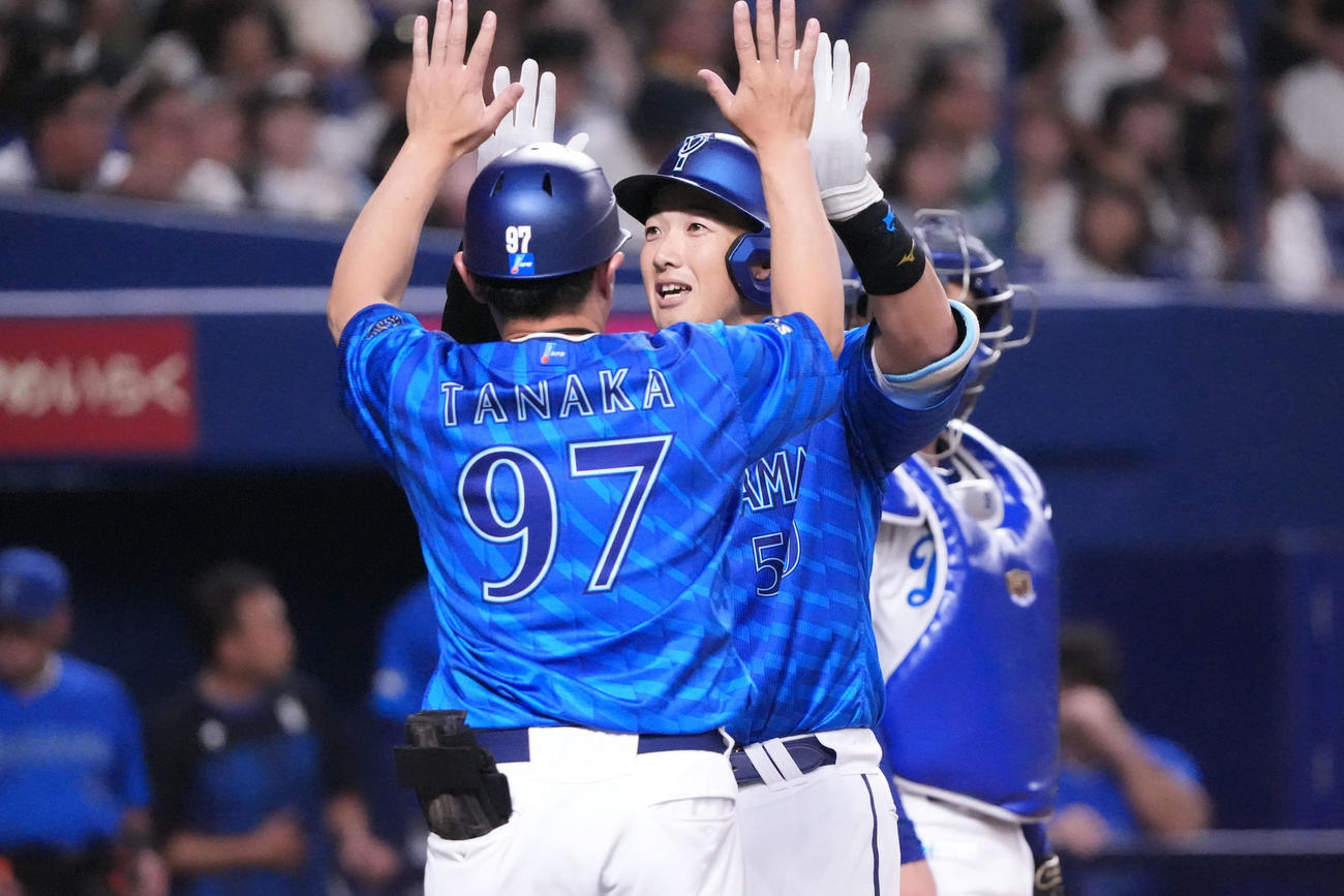 中日対DeNA 5回表DeNA無死、山本（中央）は左越え本塁打を放ち生還する（撮影・森本幸一）