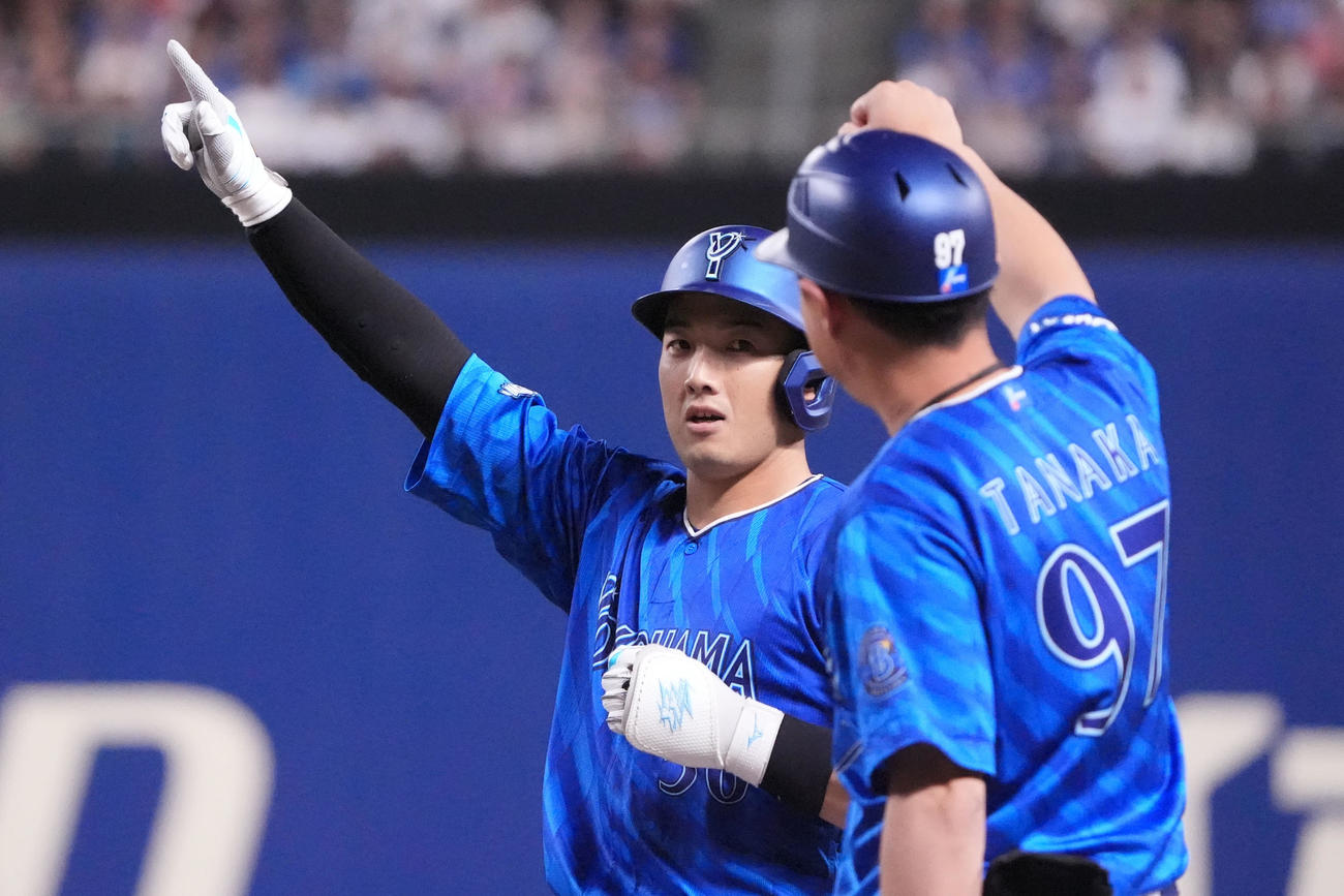 中日対DeNA 8回表DeNA2死三塁、山本（左）は中前適時打を放ちベンチへ向かってアピールする（撮影・森本幸一）