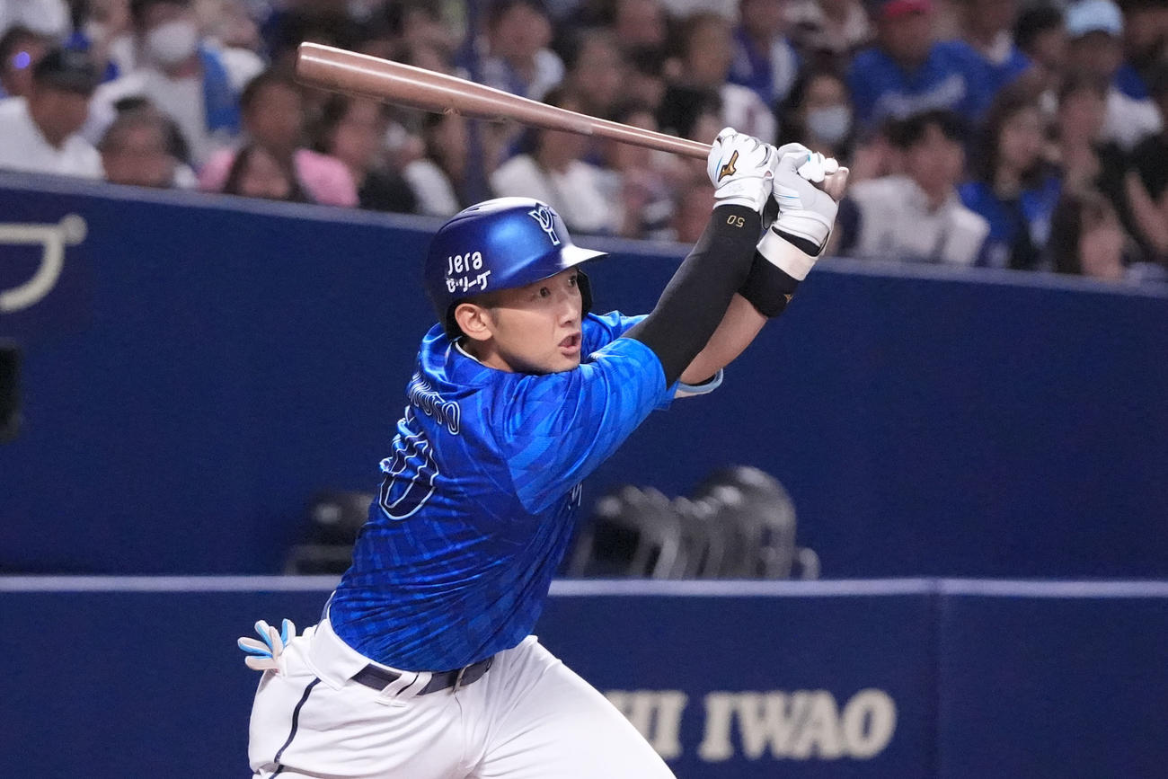中日対DeNA 10回表DeNA1死二塁、右適時二塁打を放つ山本（撮影・森本幸一）