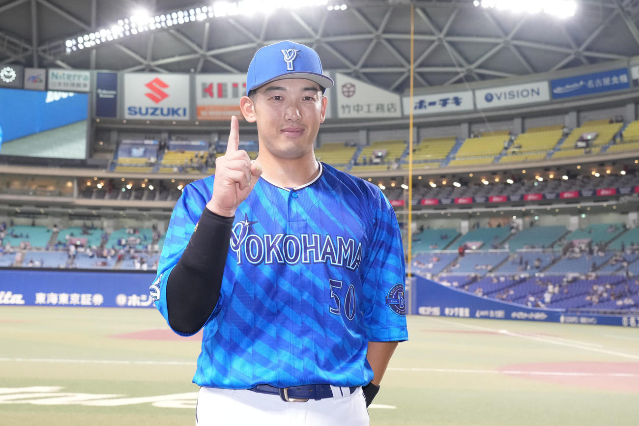 中日対DeNA　ヒーローインタビューを終えポーズを決める山本（撮影・森本幸一）