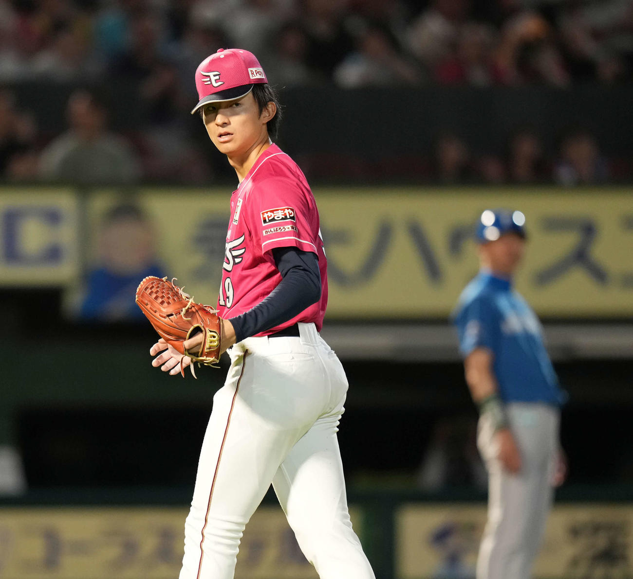 楽天対日本ハム　5回を終えベンチに引き揚げる荘司（撮影・井上学）