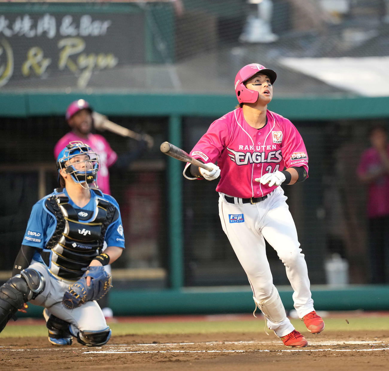 楽天対日本ハム　1回裏楽天1死一、二塁、右越え3点本塁打を放つ黒川（撮影・井上学）