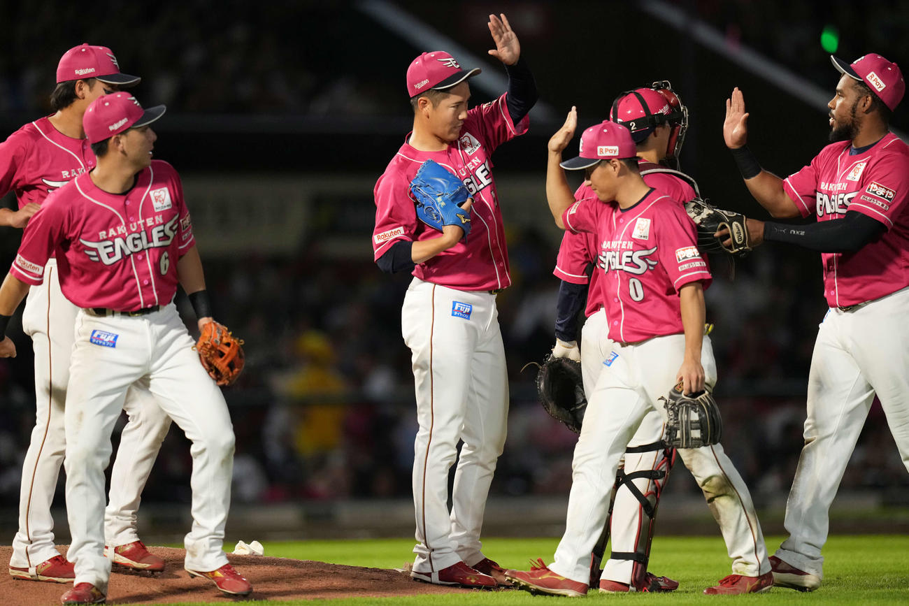 楽天対日本ハム　勝利のハイタッチをかわす楽天ナイン（撮影・井上学）