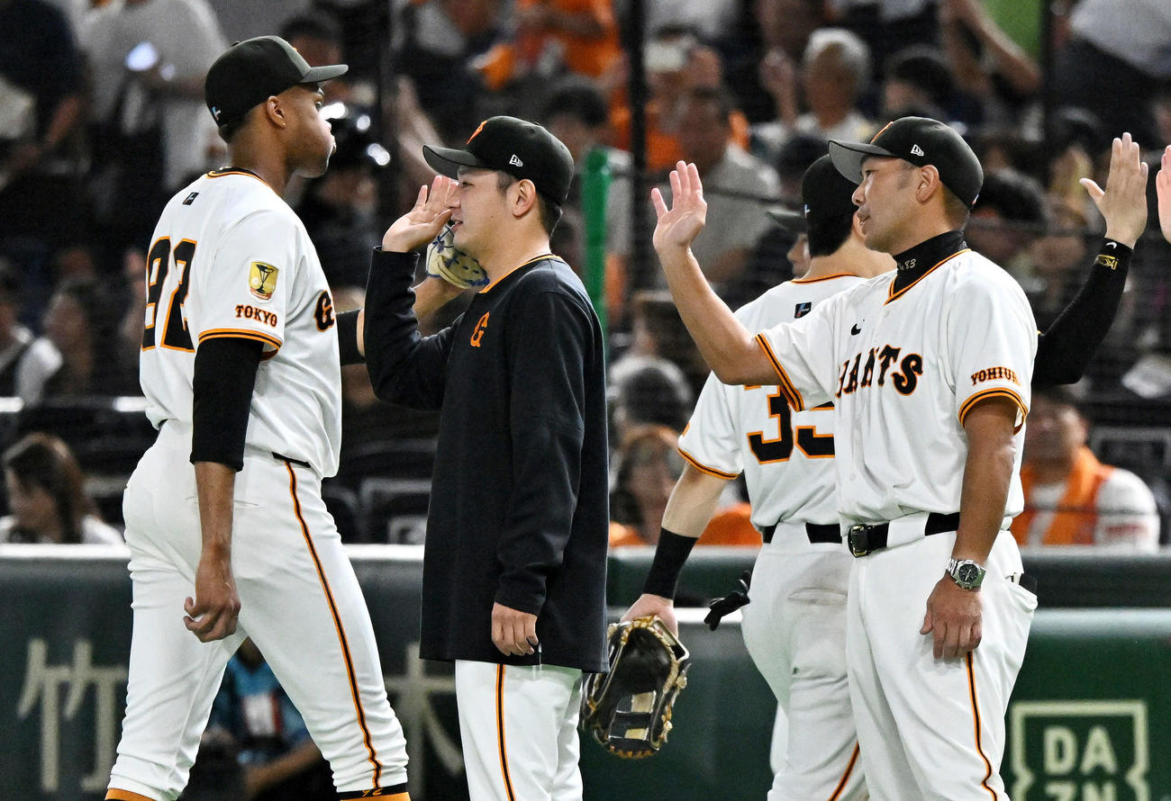 巨人対阪神　試合後、巨人阿部監督（右）はマルティネス（左）とタッチを交わす（撮影・滝沢徹郎）