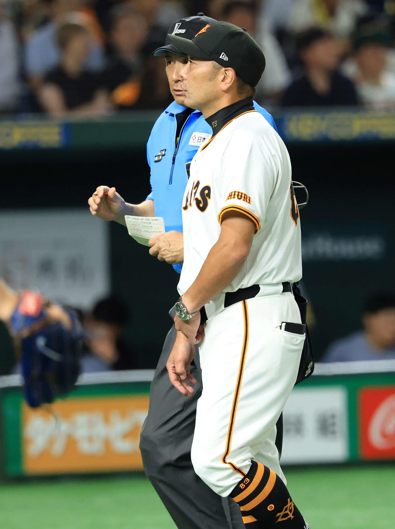巨人対阪神　5回表阪神の攻撃前、投手交代を告げた阿部監督は球審と話す（撮影・浅見桂子）
