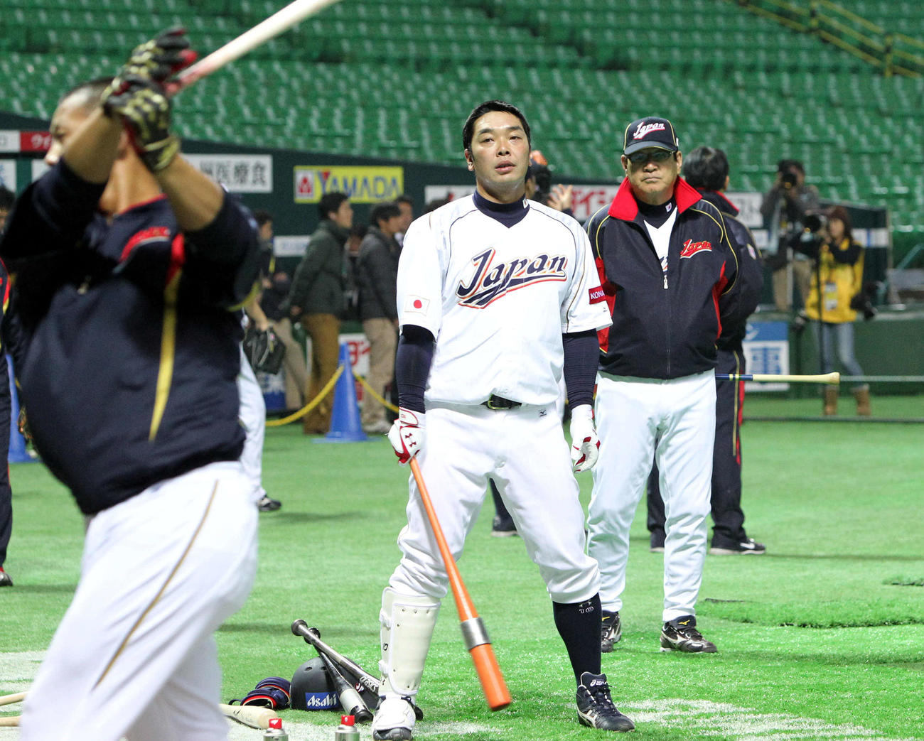 2013年3月5日、中田の打撃練習を見つめる阿部と山本監督（右）