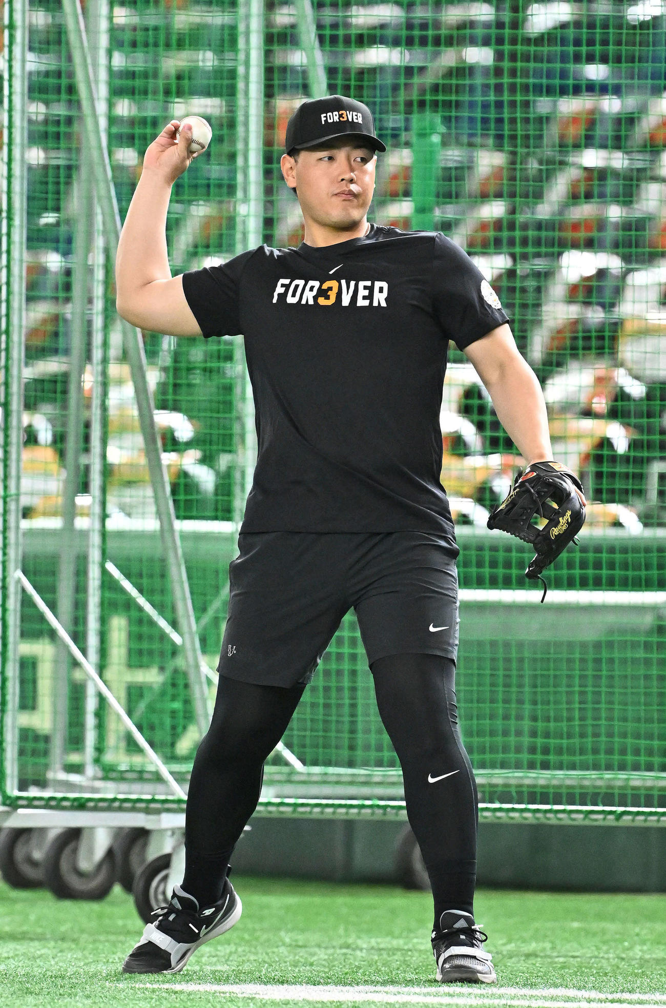 試合前練習に「FOR3VER」とデザインされた練習着姿で臨む巨人岡本（撮影・滝沢徹郎）