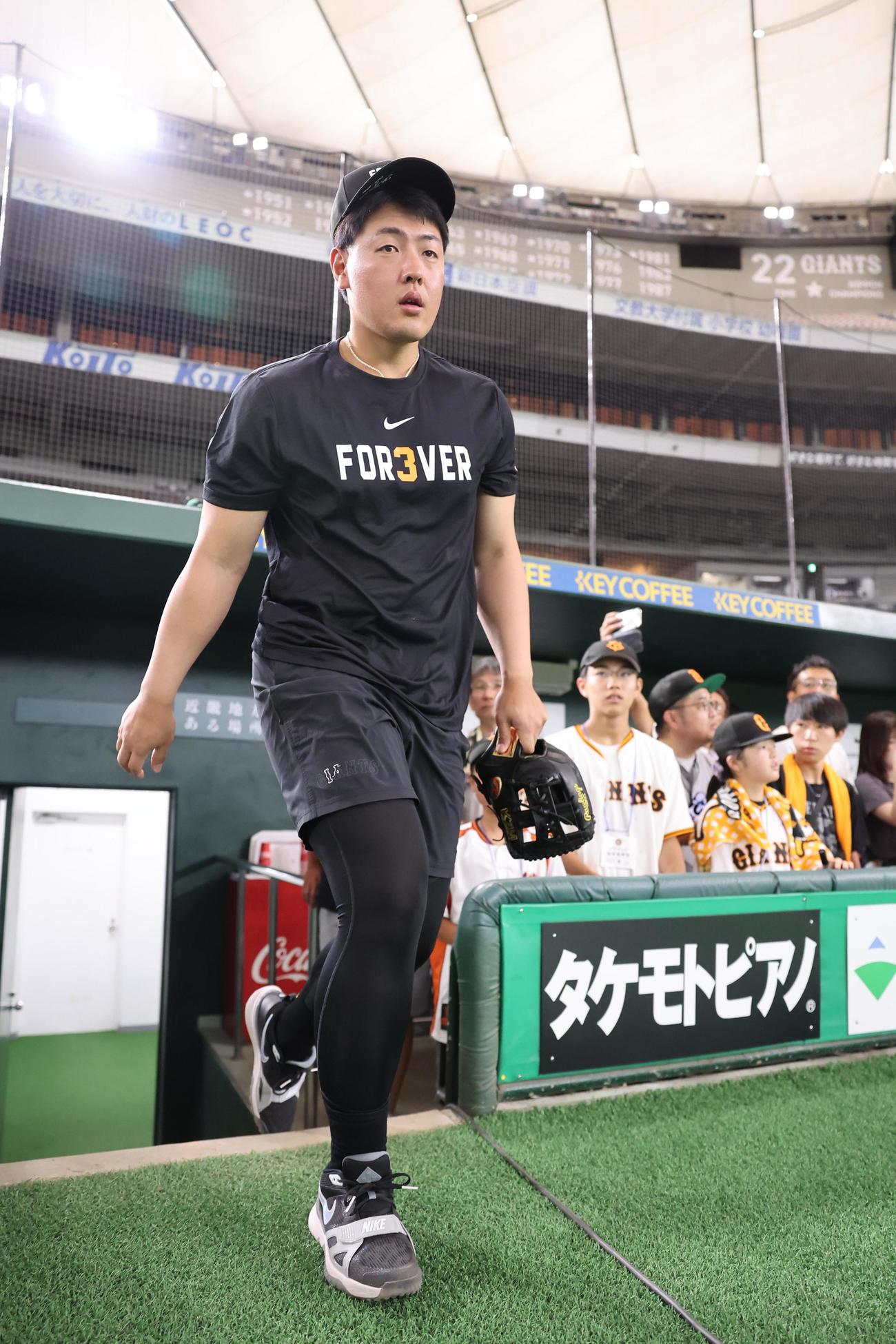 巨人対阪神　長嶋茂雄終身名誉監督追悼試合で、特別仕様のTシャツでグラウンドに出る巨人岡本（撮影・浅見桂子）