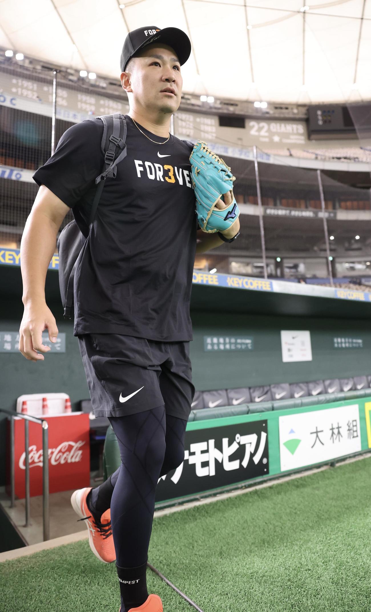 巨人対阪神　長嶋茂雄終身名誉監督追悼試合で、特別仕様のTシャツでグラウンドに出る巨人田中将(撮影・浅見桂子)
