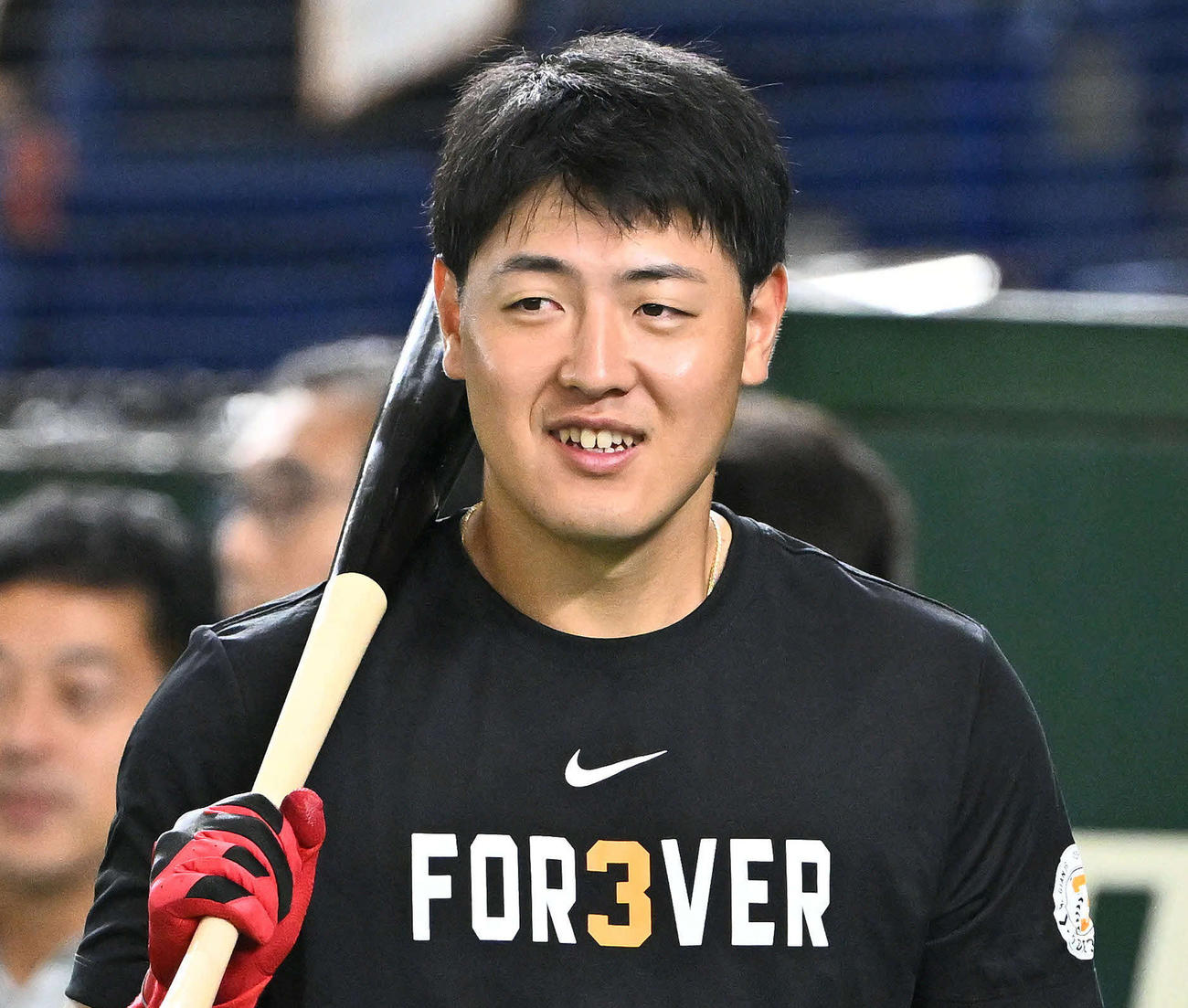巨人対阪神　試合前練習に「FOR3VER」とデザインされた練習着姿で臨む巨人岡本（撮影・滝沢徹郎）