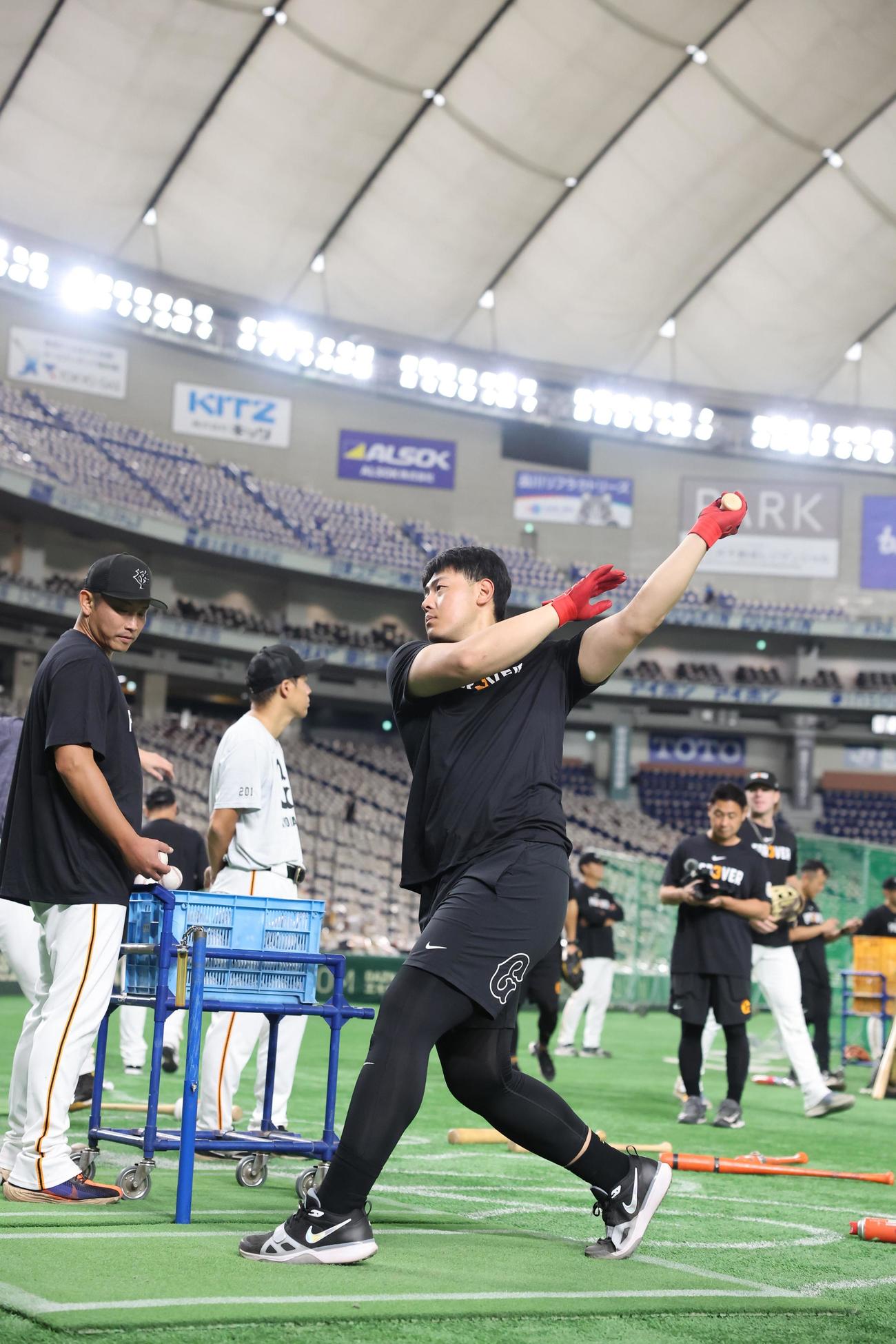 巨人対阪神　長嶋茂雄終身名誉監督追悼試合で、特別仕様のTシャツでティー打撃する巨人岡本(撮影・浅見桂子)