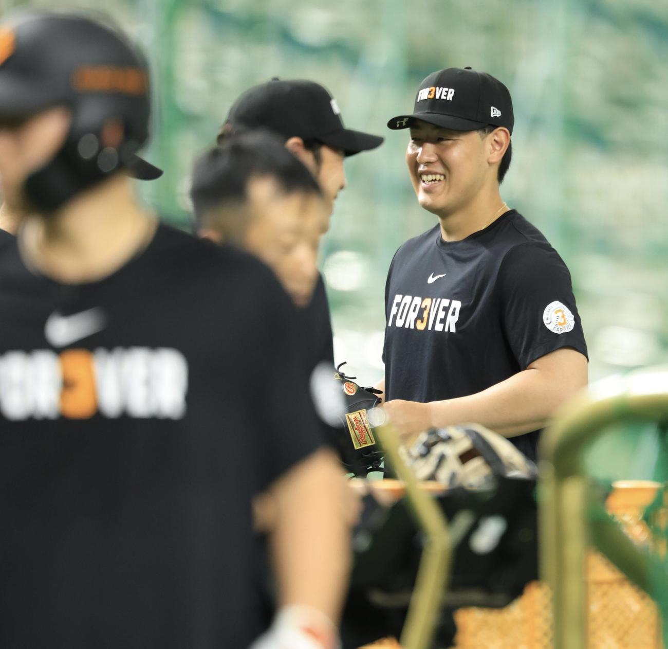 巨人対阪神　長嶋茂雄終身名誉監督追悼試合で、特別仕様のTシャツでコーチ陣と談笑する巨人岡本(撮影・浅見桂子)