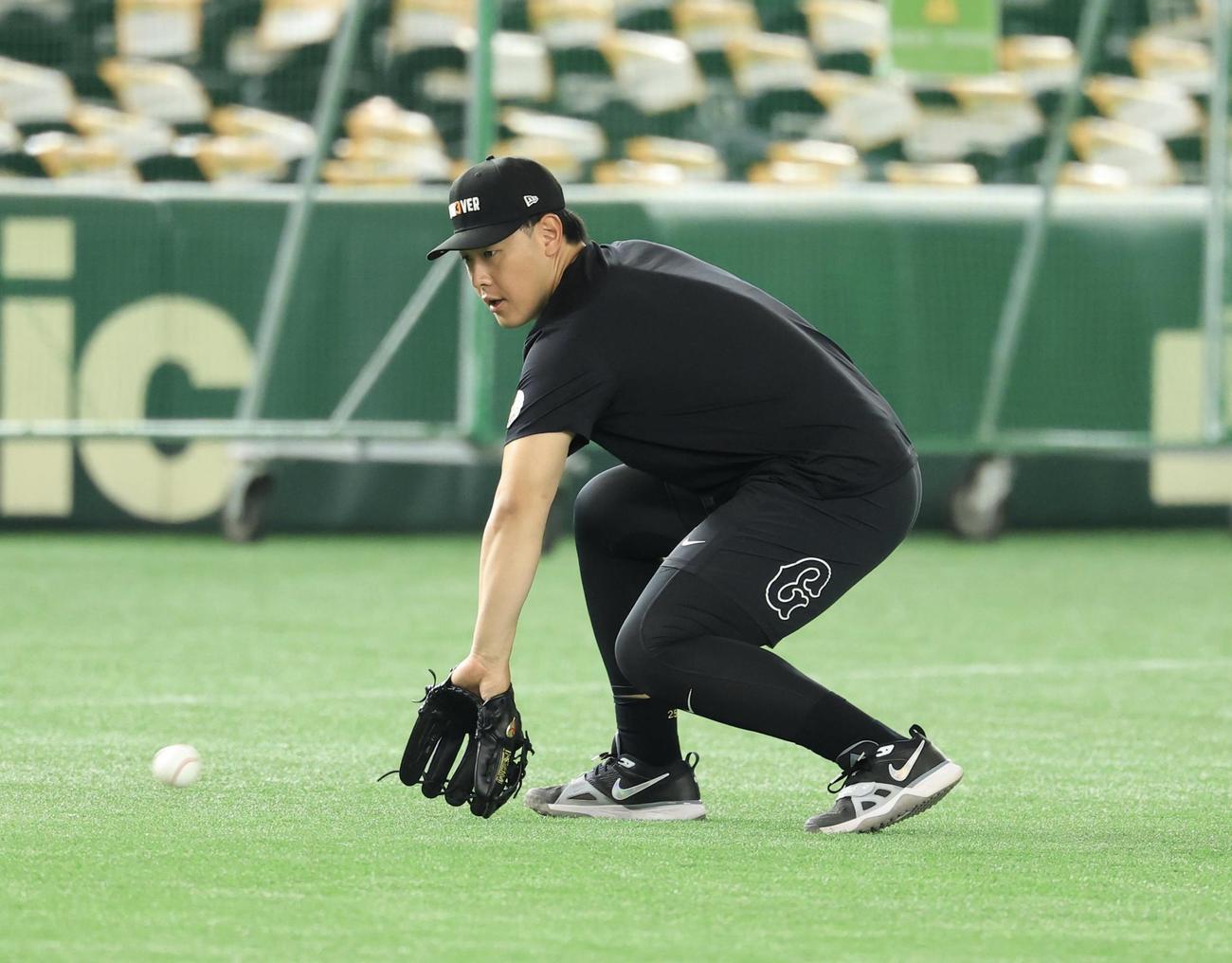 巨人対阪神　長嶋茂雄終身名誉監督追悼試合で、特別仕様のTシャツで三塁ノックを受ける巨人岡本(撮影・浅見桂子)